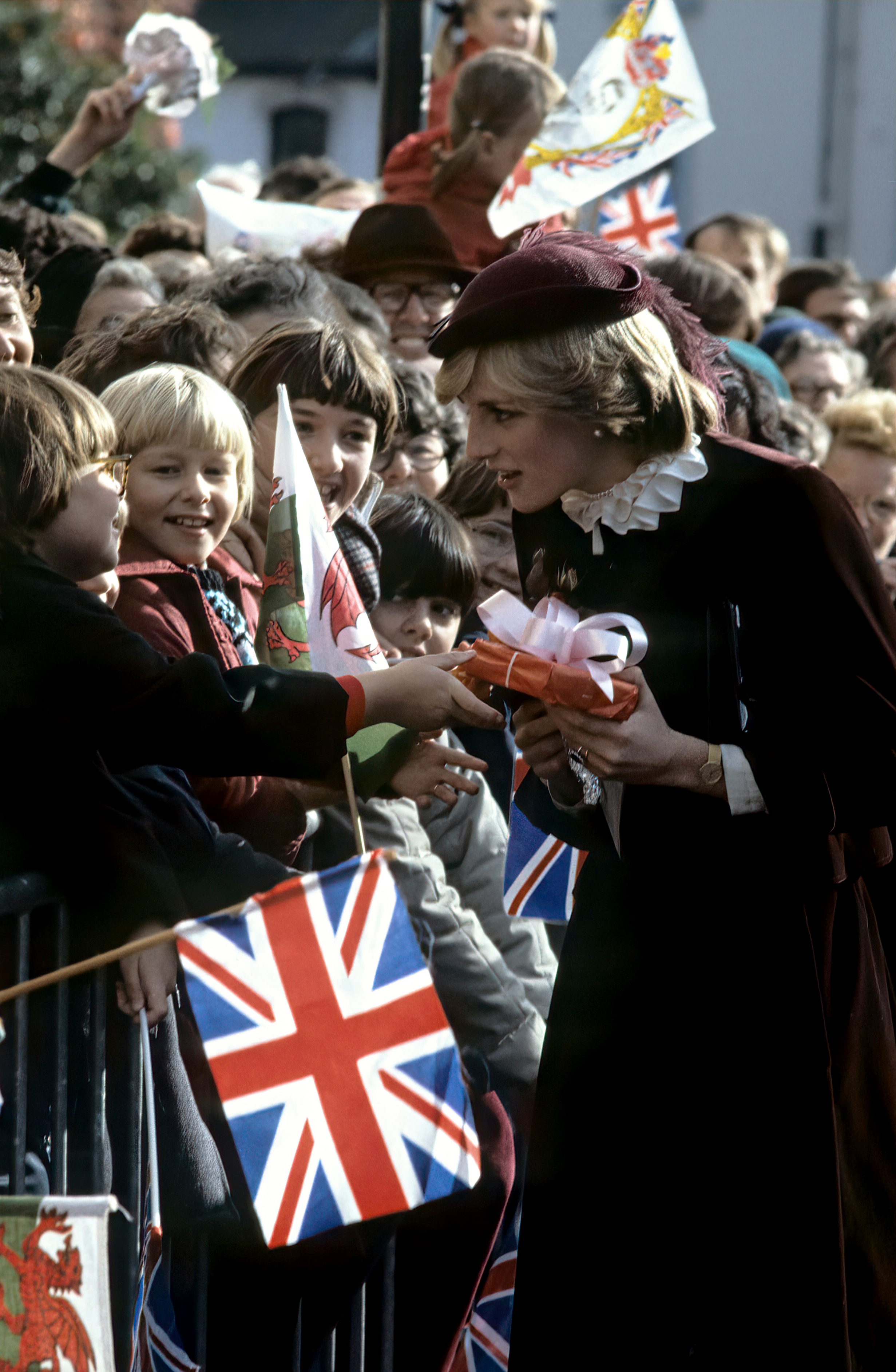 La princesse Diana accepte un cadeau d'un enfant lors d'un bain de foule à Brecon, au Pays de Galles, le 29 octobre 1981 | Source : Getty Images