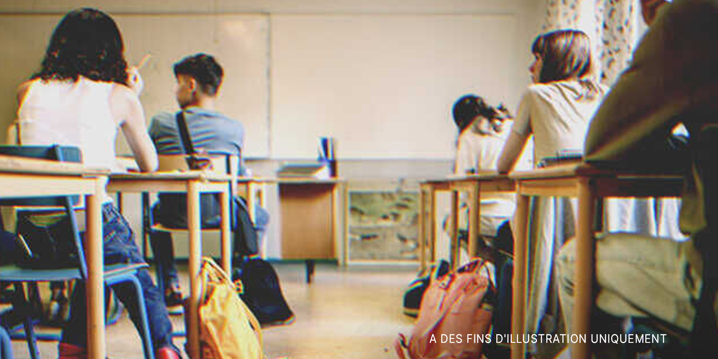 Des élèves assis dans leur salle de classe | Source : Shutterstock
