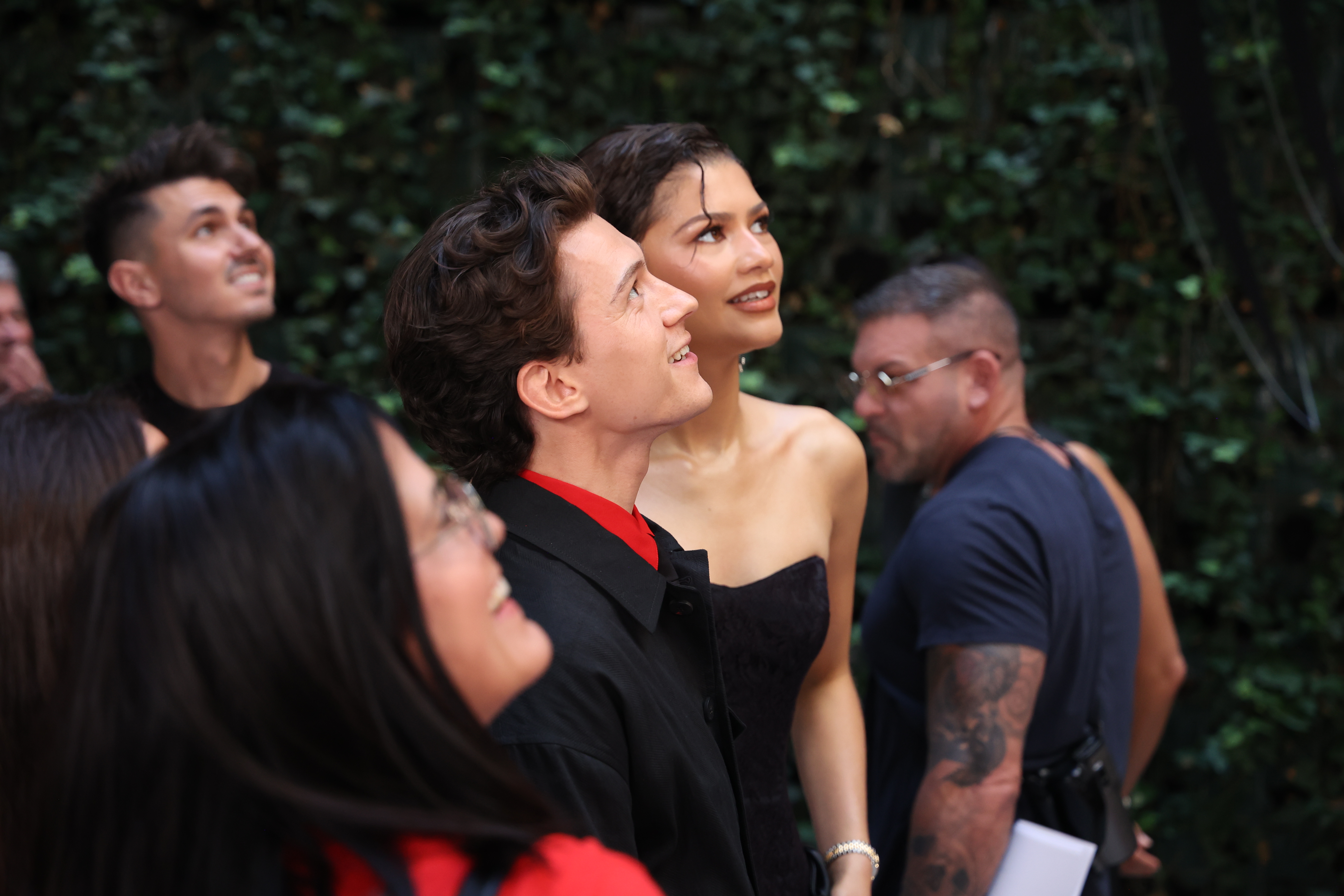 On n'avait pas vu le couple ensemble lors d'une sortie publique depuis 2021. Lors de cet événement, Tom Holland et Zendaya ont posé lors de la séance photo pour \