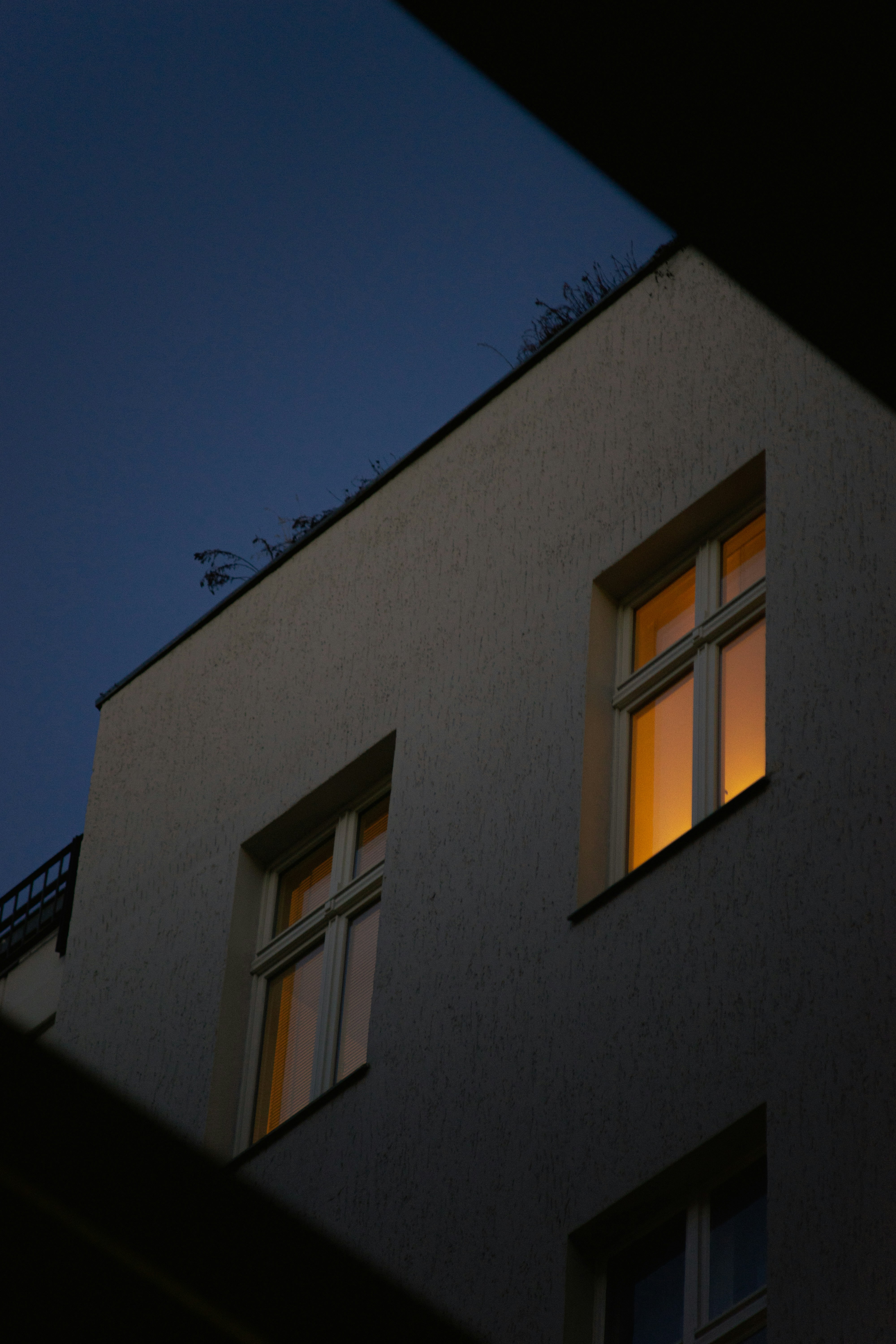 Bâtiment en béton avec fenêtres en verre | Source : Unsplash