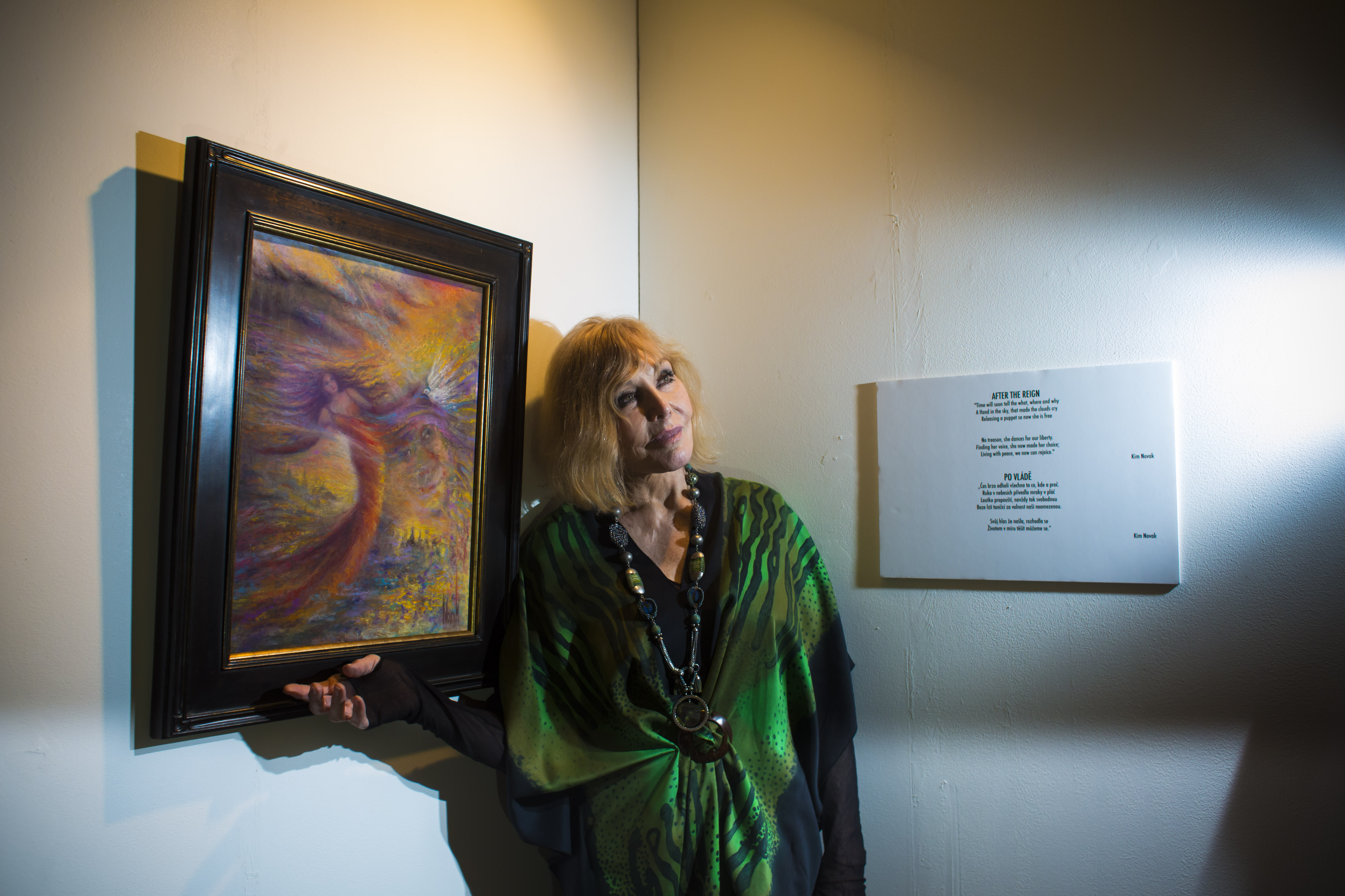 Kim Novak pose avec sa peinture lors d'un photocall pendant le festival international du film Febiofest Prague à Prague, en République tchèque, le 20 mars 2015. | Source : Getty Images