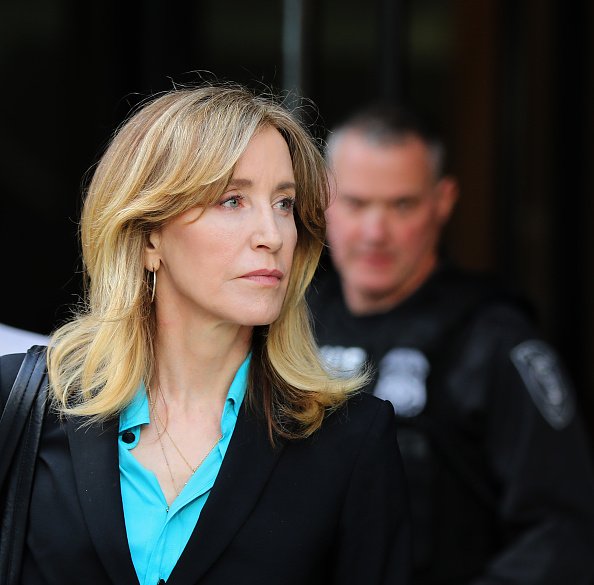Felicity Huffman quitte le palais de justice américain John Joseph Moakley à Boston | Photo: Getty Images
