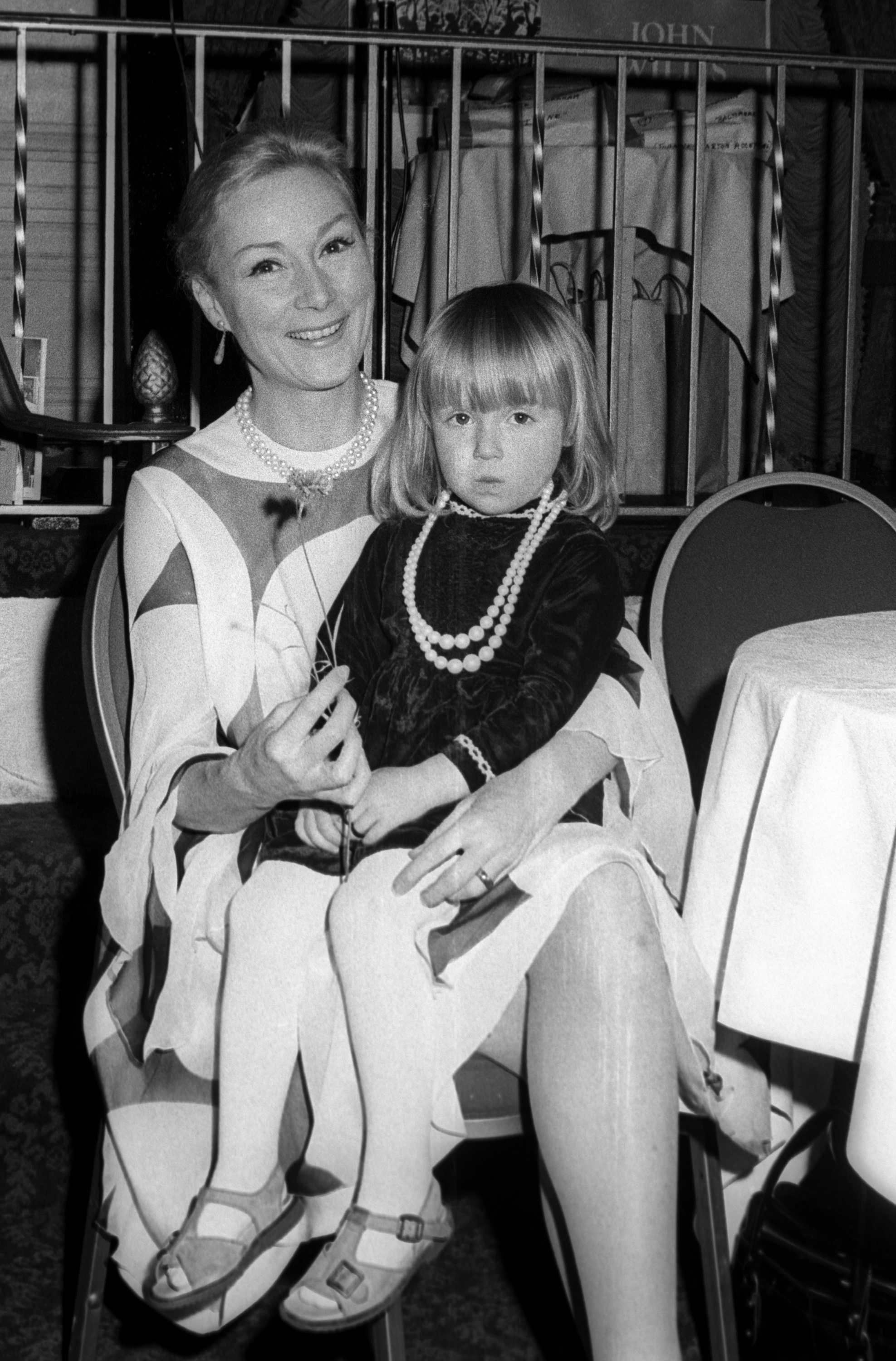 Rosemary Harris et Jennifer Ehle assistent à la fête de Sol Hurok le 21 mai 1973 | Source : Getty Images