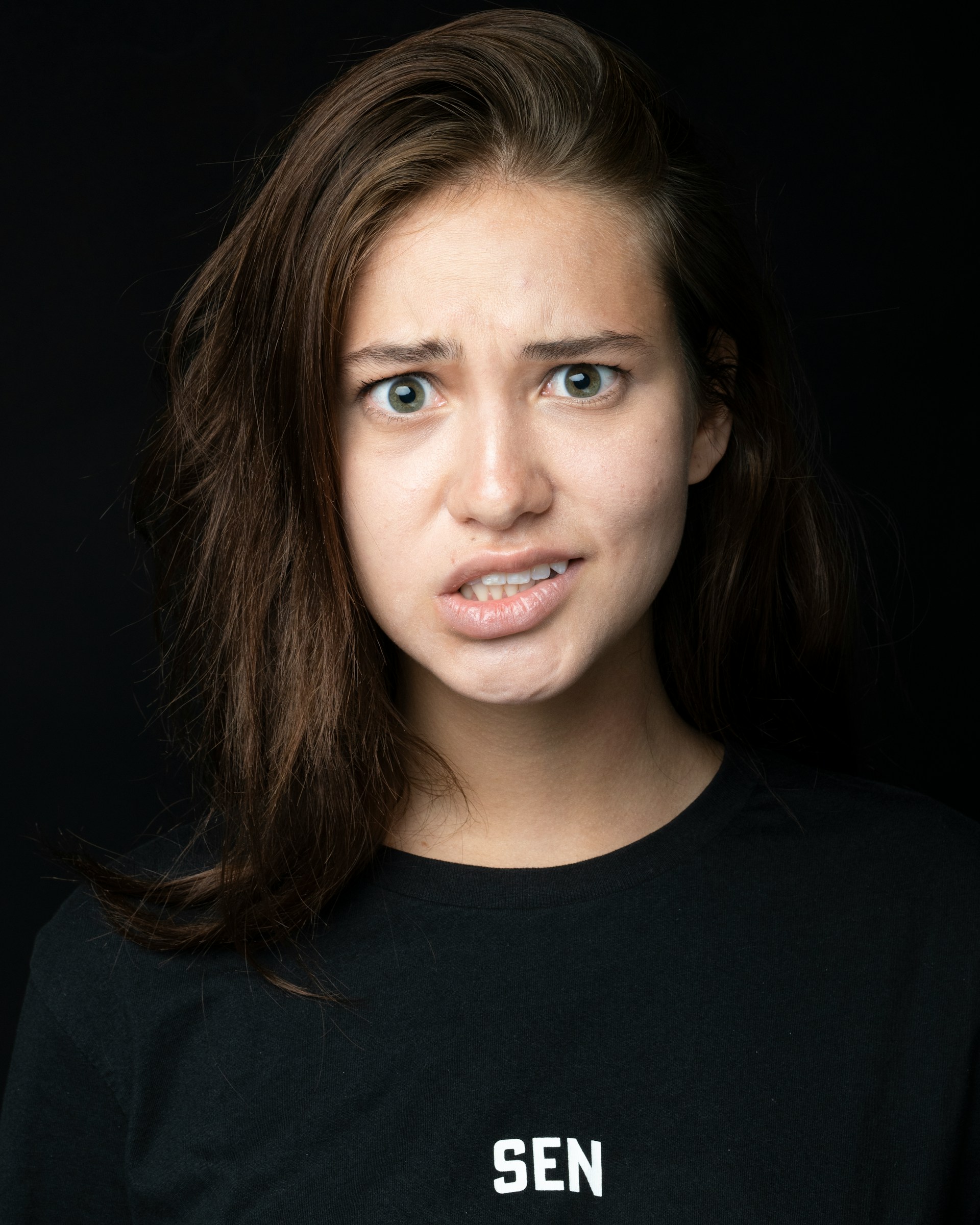 Une femme confuse qui tire la tronche | Source : Unsplash