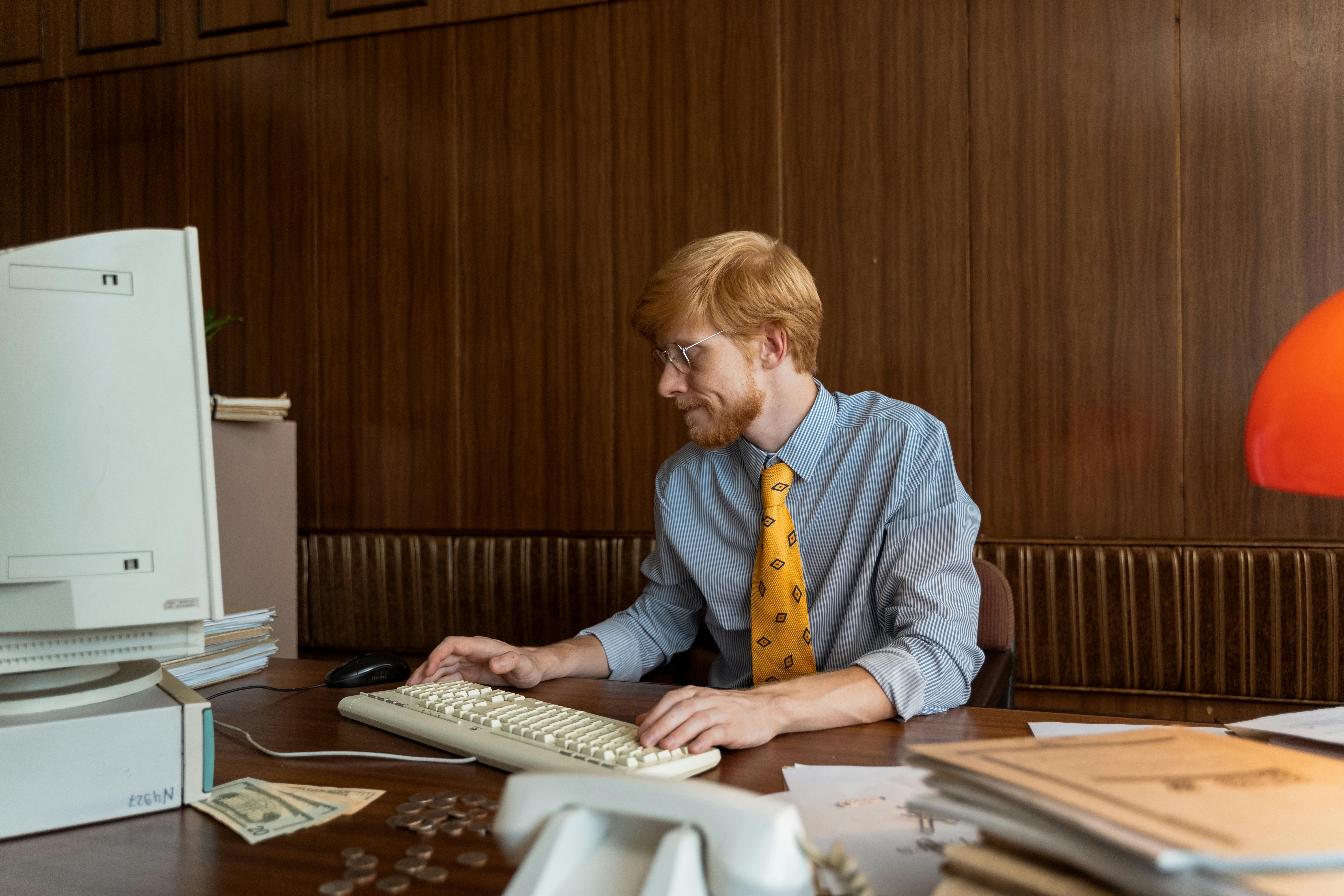 Un homme travaillant sur son ordinateur | Source : Pexels