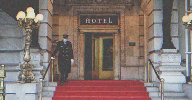 L'entrée d'un hôtel | Source : Shutterstock