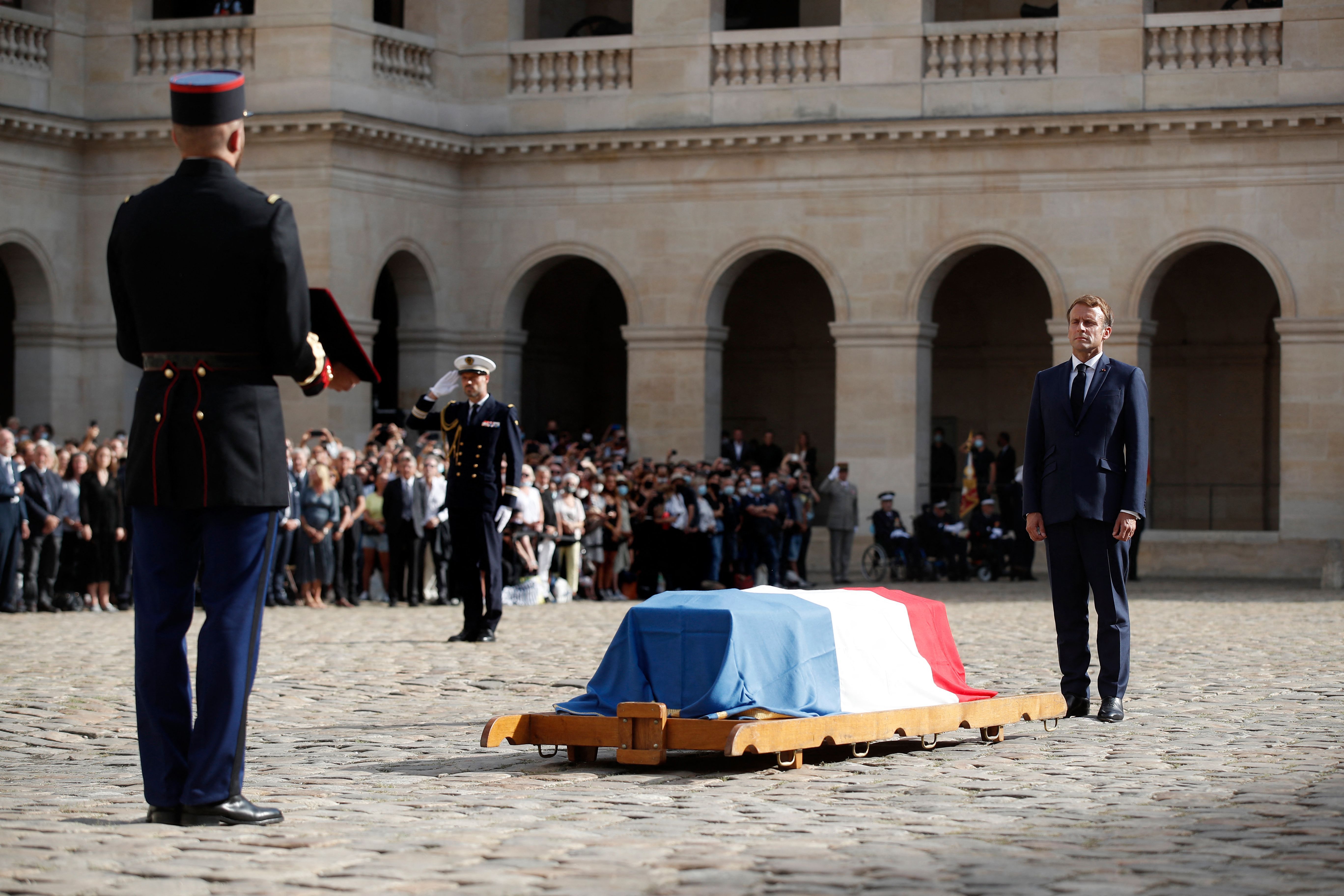 Emmanuel Macron se tenant devant le cercueil de Jean-Paul Belmondo le 9 septembre 2021. l Source : Getty Images