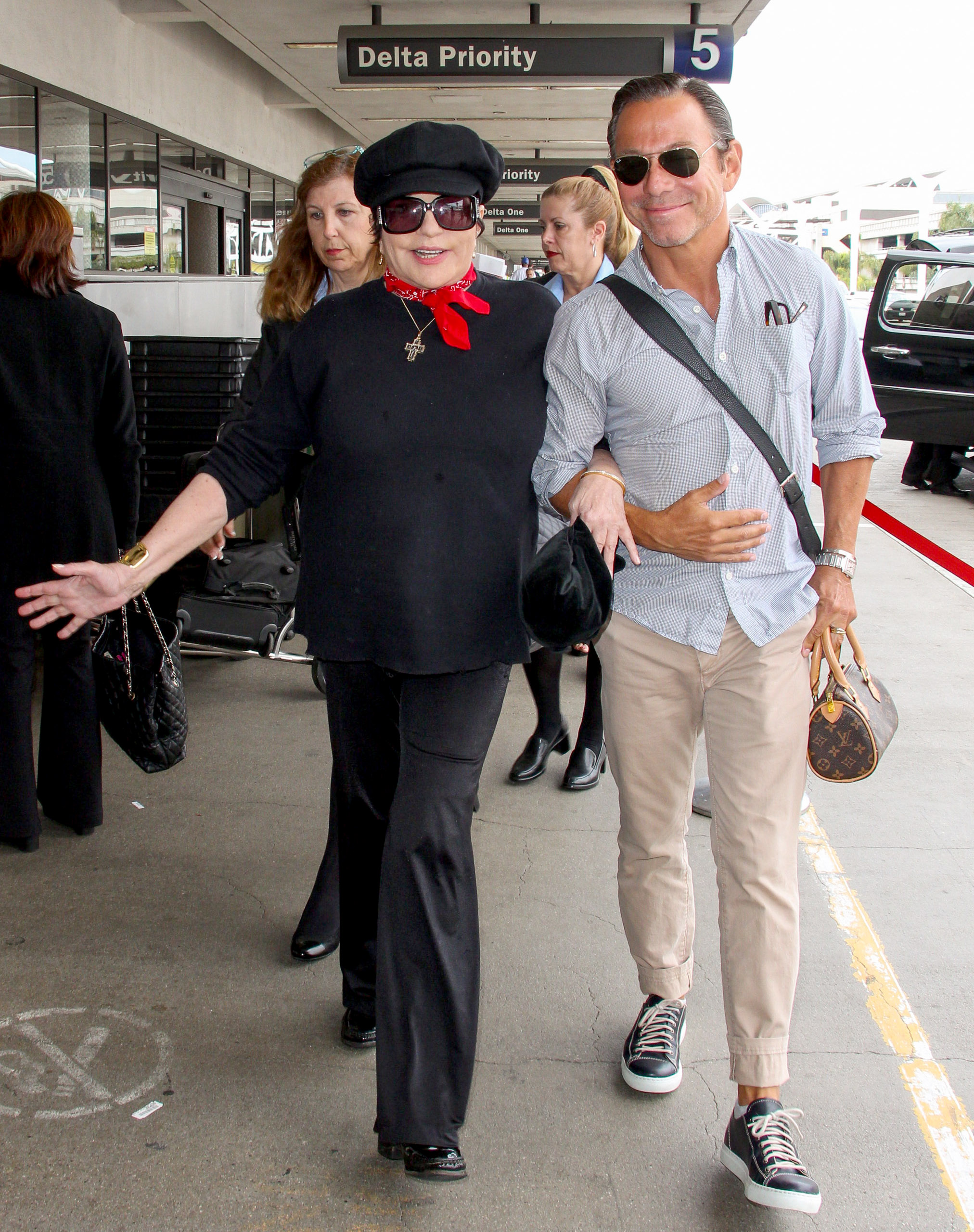 Liza Minnelli et Cortes Alexander arrivent à l'aéroport de Los Angeles le 9 juin 2015 à Los Angeles, en Californie. | Source : Getty Images