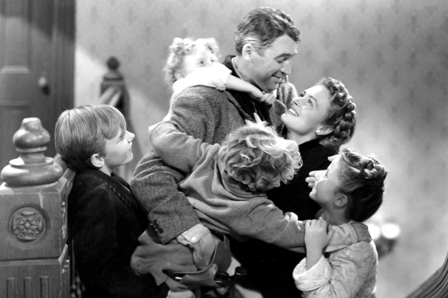 James Stewart, Donna Reed, Carol Coombs, Jimmy Hawkins, Larry Simms et Karolyn Grimes dans "It's a Wonderful Life" circa 1946 | Source : Getty Images
