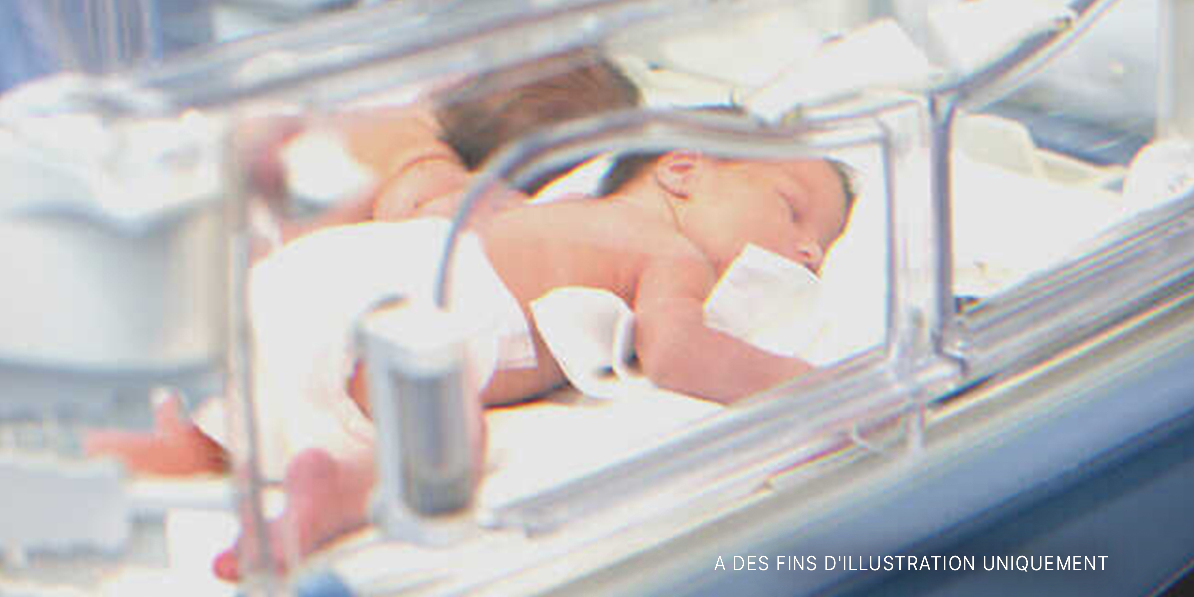 Un nouveau-né dans une couveuse | Source : Shutterstock