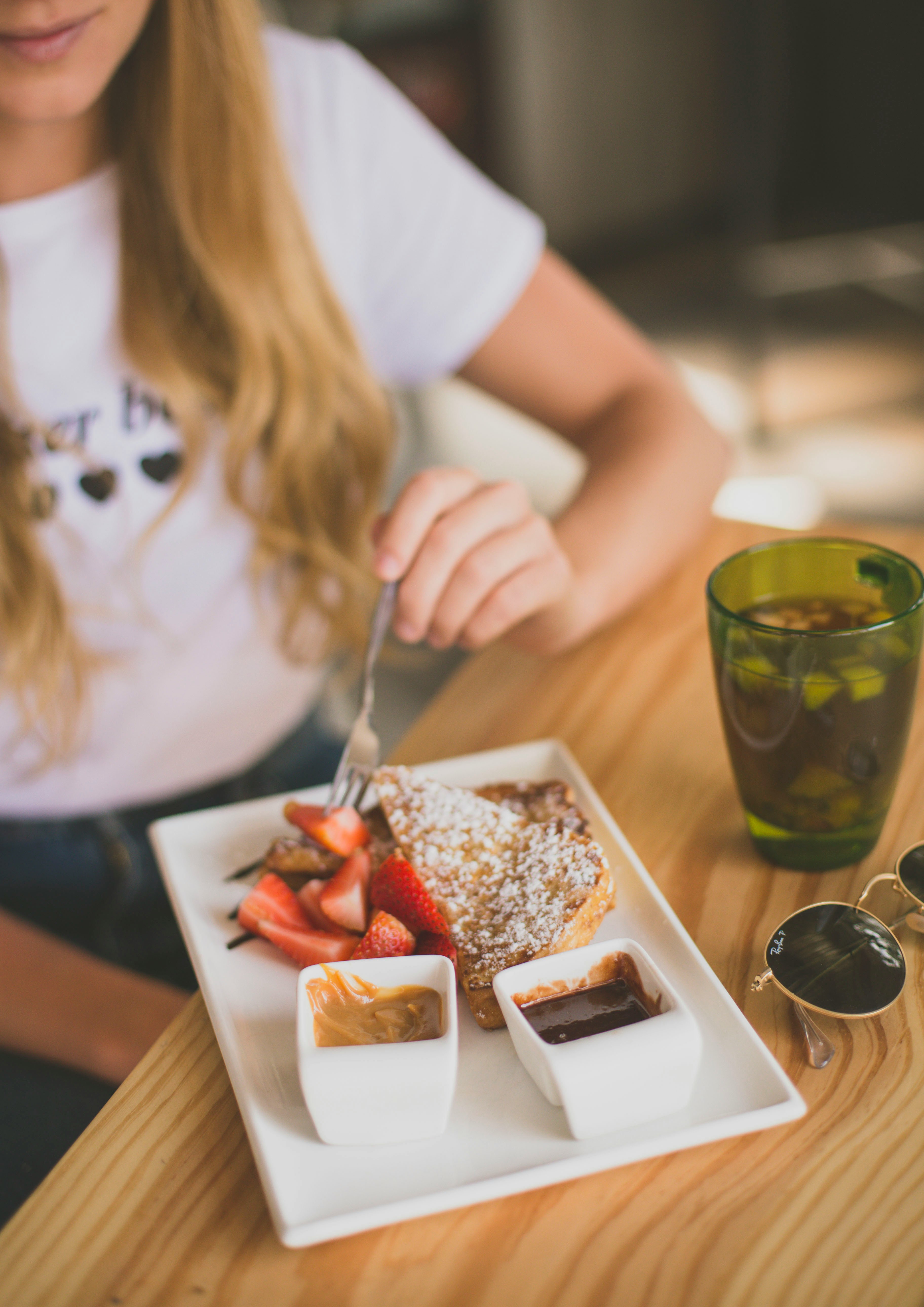 Une femme prenant son petit déjeuner | Source : Unsplash