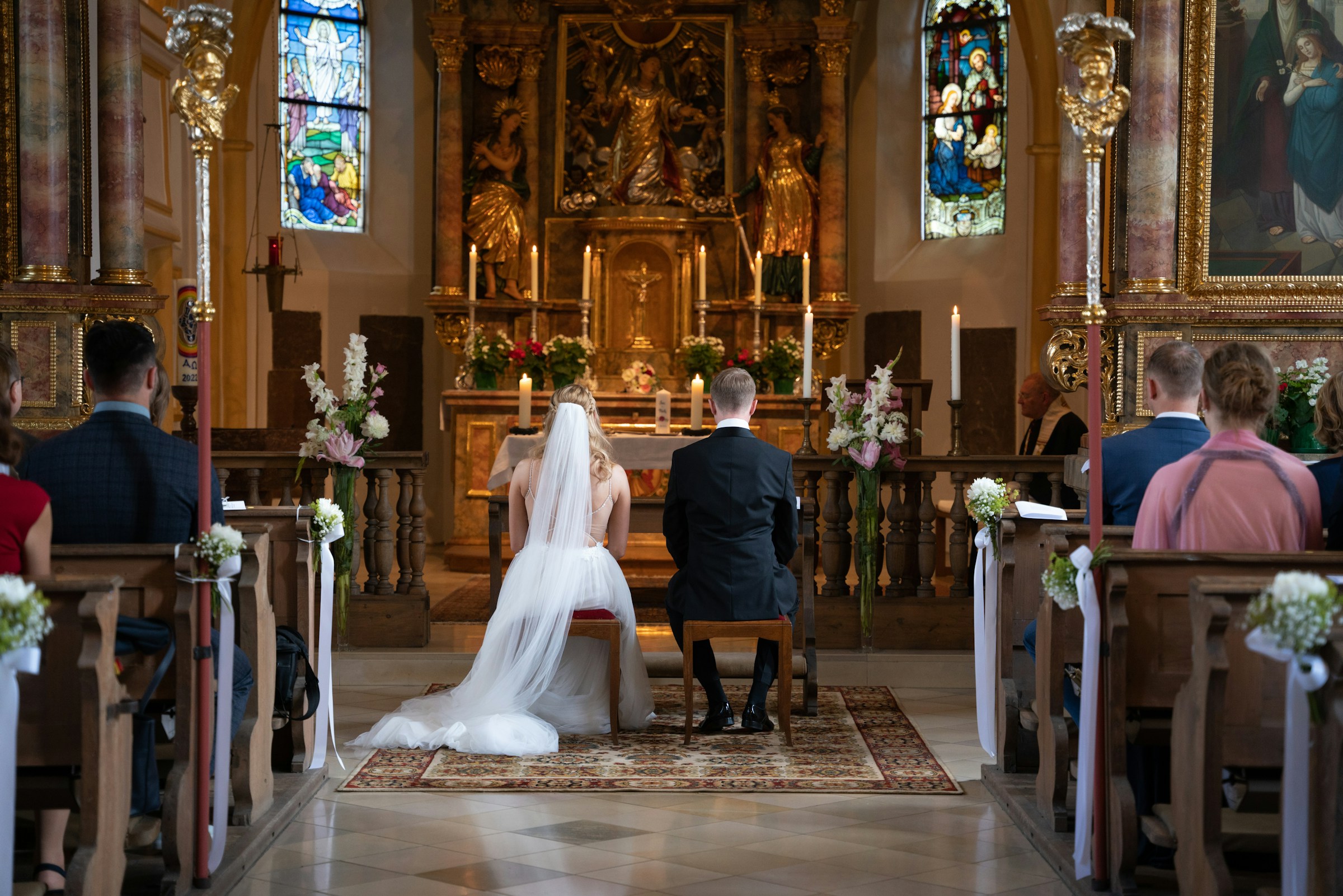 Une mariée et un marié dans l'église | Source : Unsplash