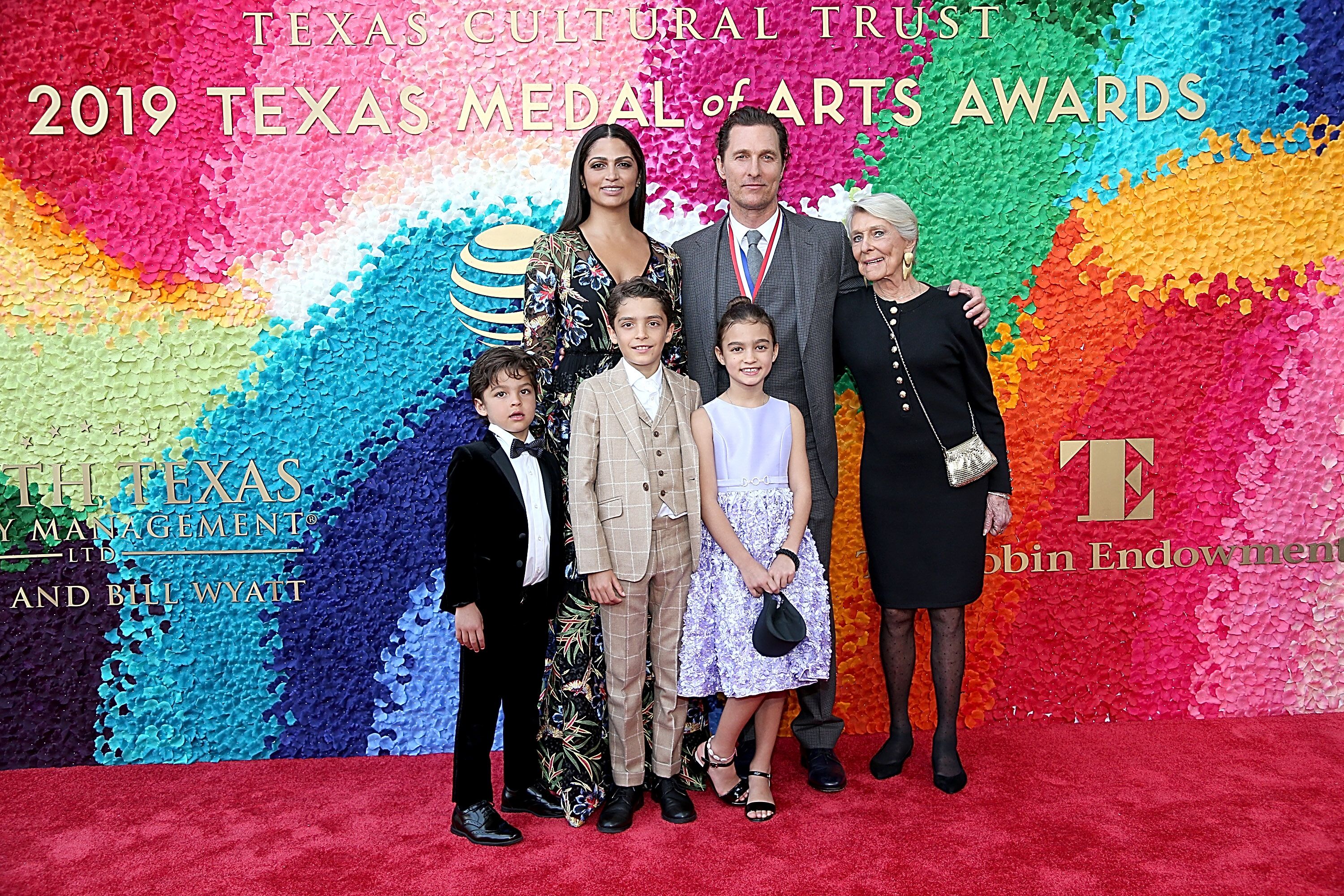 Matthew McConaughey, sa femme Camila Alves, sa mère Kay et ses enfants lors d'une cérémonie | Source : Getty Images