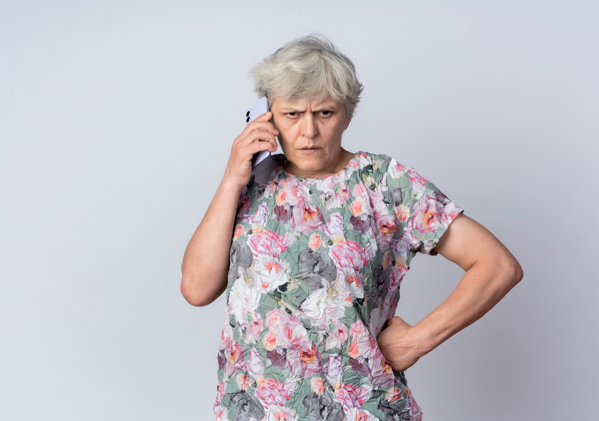 Une femme âgée en colère qui parle au téléphone | Source : Freepik