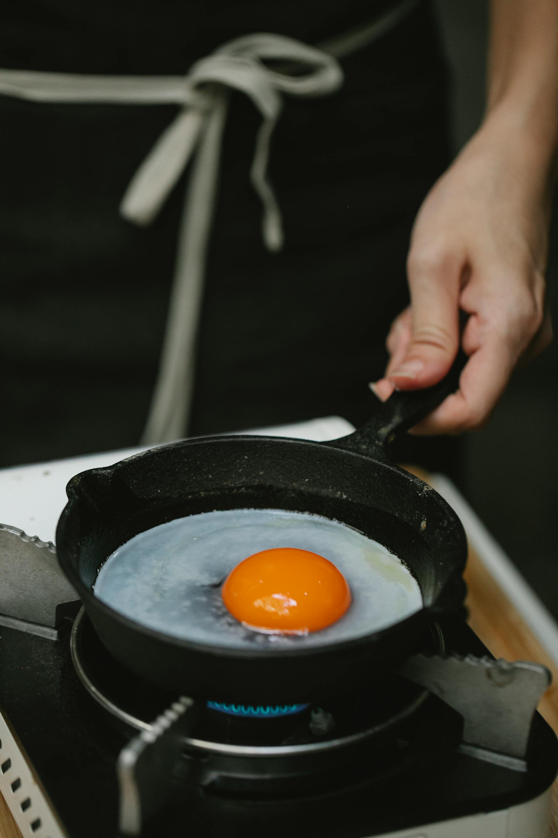 Un œuf en train de frire sur une poêle | Source : Pexels