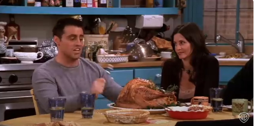 Matt LeBlanc dans le rôle de Joey sur le plateau de "Friends" mangeant de la dinde | Source : YouTube/@warnerbrostv