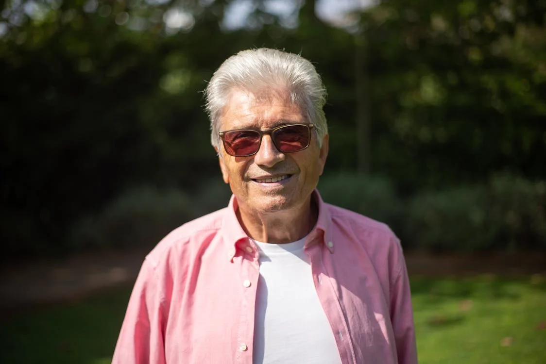 Un homme âgé souriant à l'extérieur d'une maison de retraite | Source : Pexels