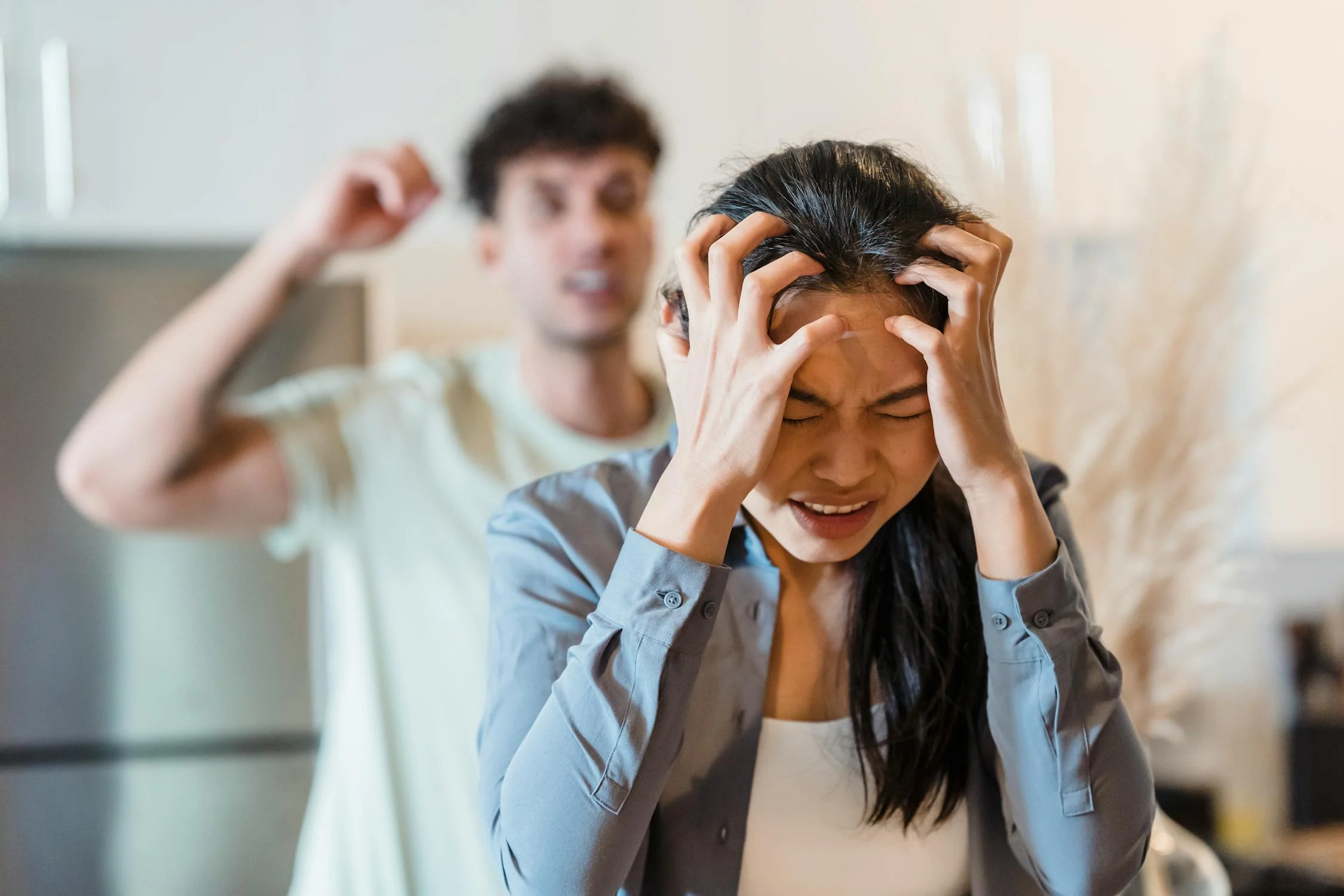 An angry woman clutching her head | Source: Pexels