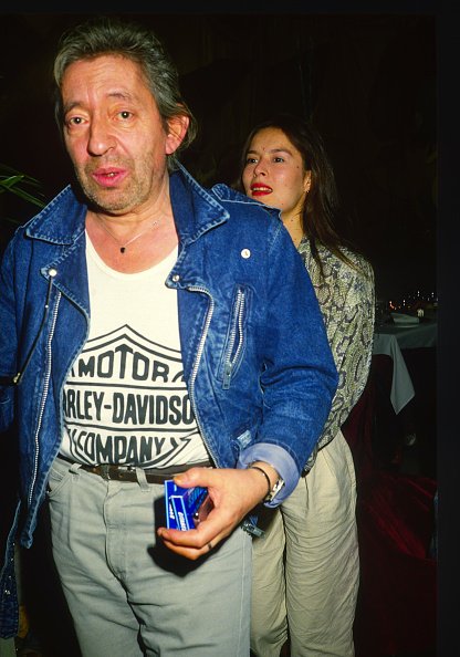 Serge Gainsbourg et Bambou au Palace Club dans les années 1990, à Paris, France.  |Photo : Getty images