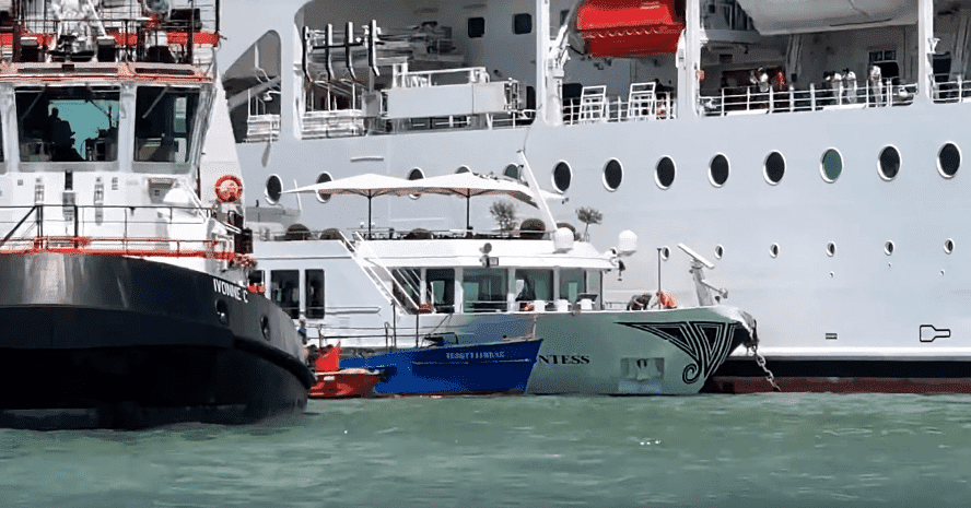 Un des remorqueurs à côté du bateau fluvial de la Comtesse et du paquebot de croisière MSC Opera | Photo : Blogue Croisières et voyages