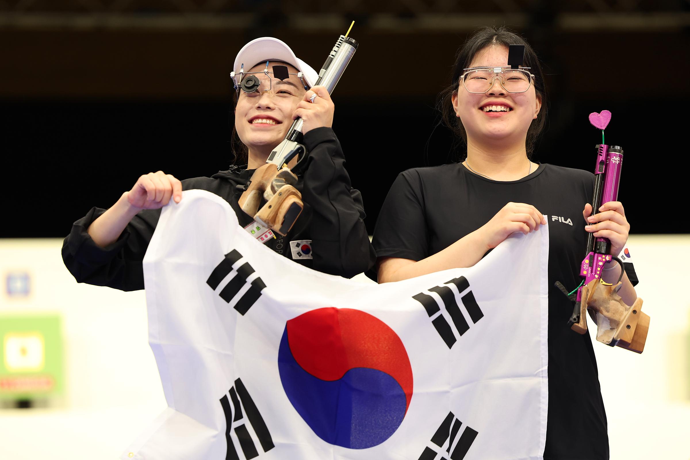 Kim Yeji et Oh Ye Jin célèbrent après la finale du pistolet à air comprimé 10 m féminin aux Jeux olympiques de Paris, le 28 juillet 2024, à Châteauroux, France | Source : Getty Images