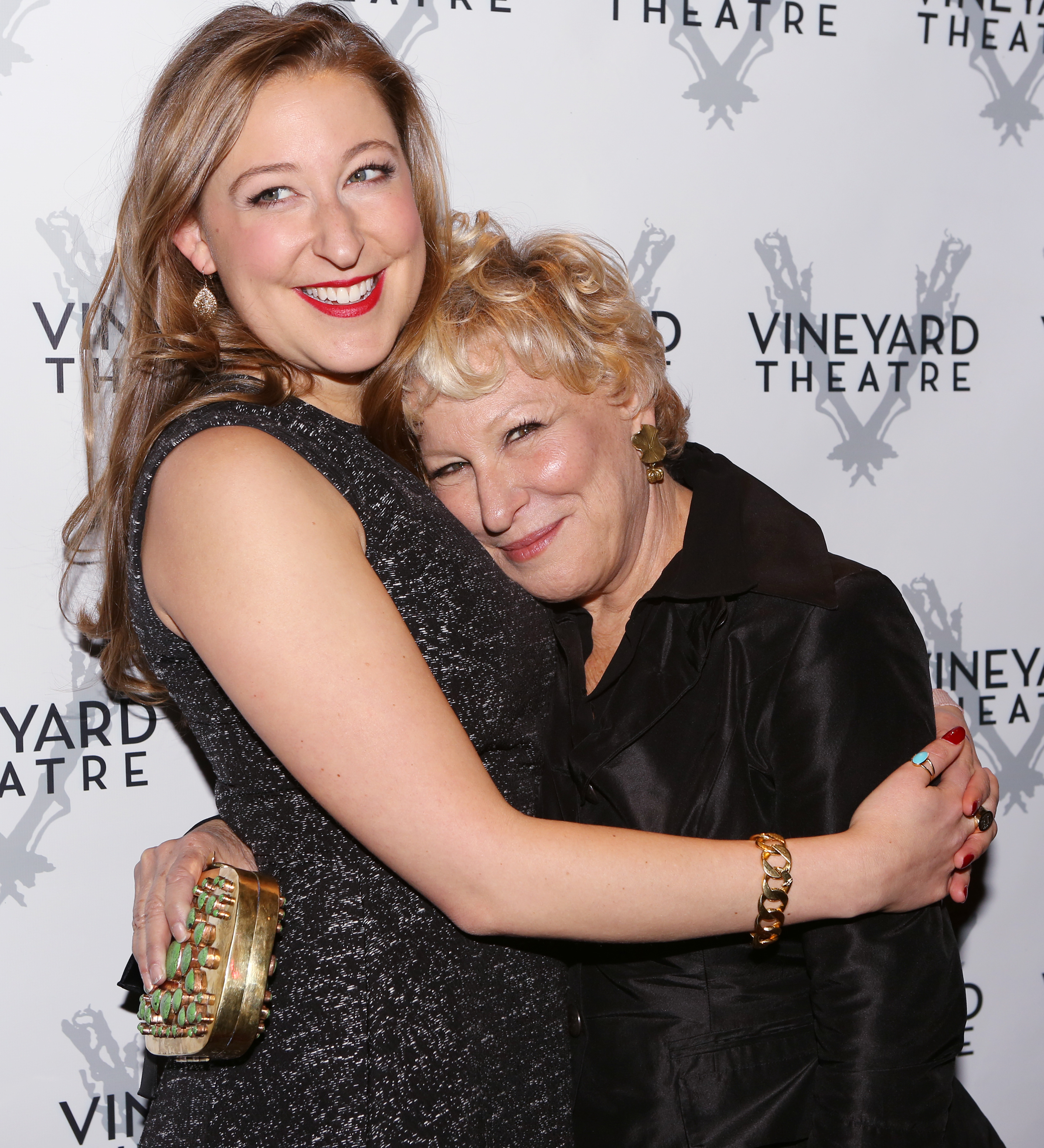 Sophie von Haselberg et sa mère Bette Midler assistent à l'after-party de la soirée d'ouverture de Off-Broadway pour "Billy & Ray" au Vineyard Theatre le 20 octobre 2014 à New York. | Source : Getty Images