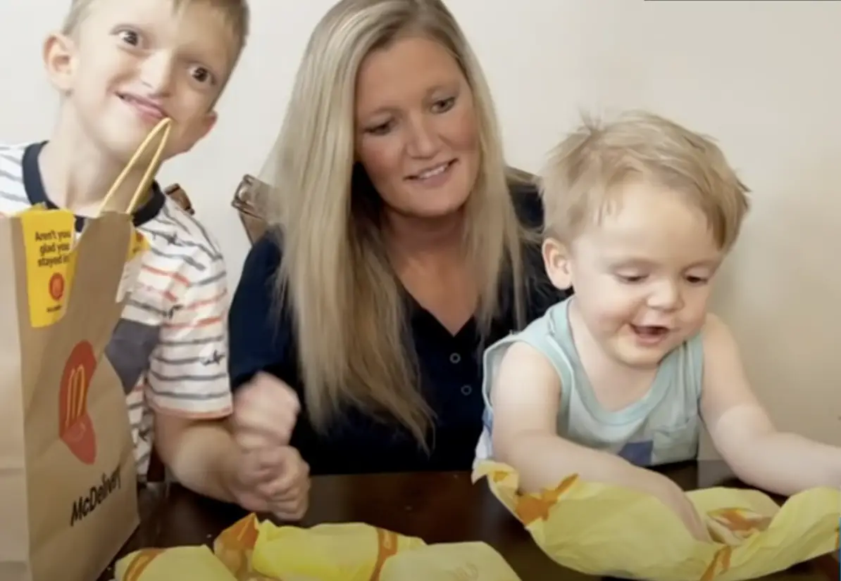 Kelsey Golden et ses enfants regardent leur grosse commande McDonald's | Source : Youtube.com/Good Morning America