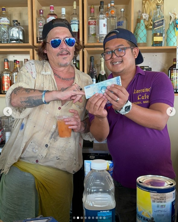 Johnny Depp et @killerbartender au Lorraine's Cafe &amp; High Tide à Exuma, aux Bahamas, le 30 août 3034 | Source : Instagram/killerbartender