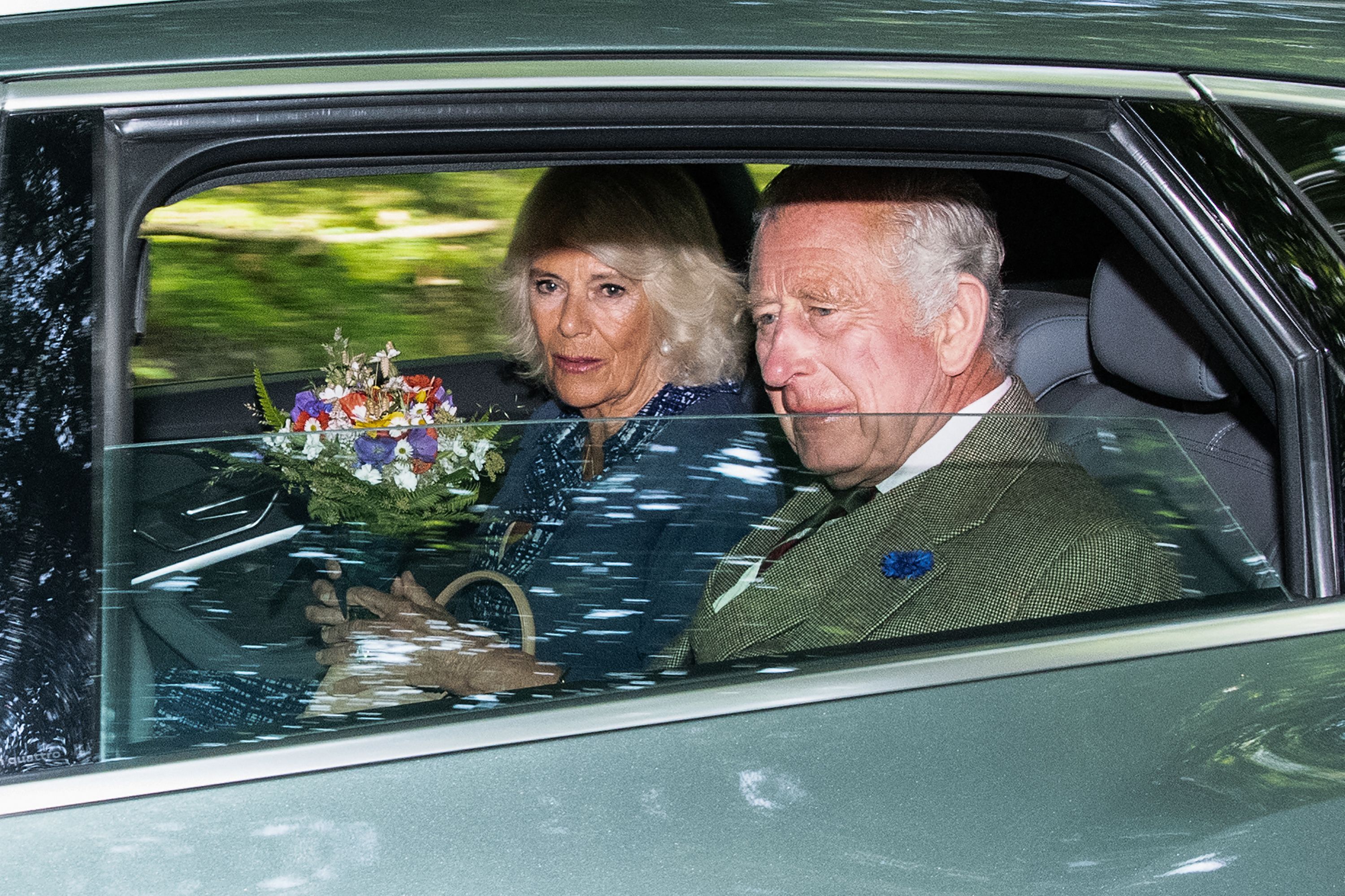 Le roi Charles III et la reine Camilla sortent après avoir assisté à l'église dans le village de Crathie, près de Balmoral, le 8 septembre 2023. | Source : Getty Images