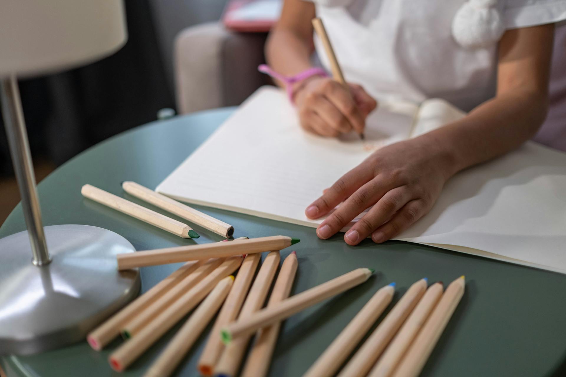 Un enfant qui écrit | Source : Pexels