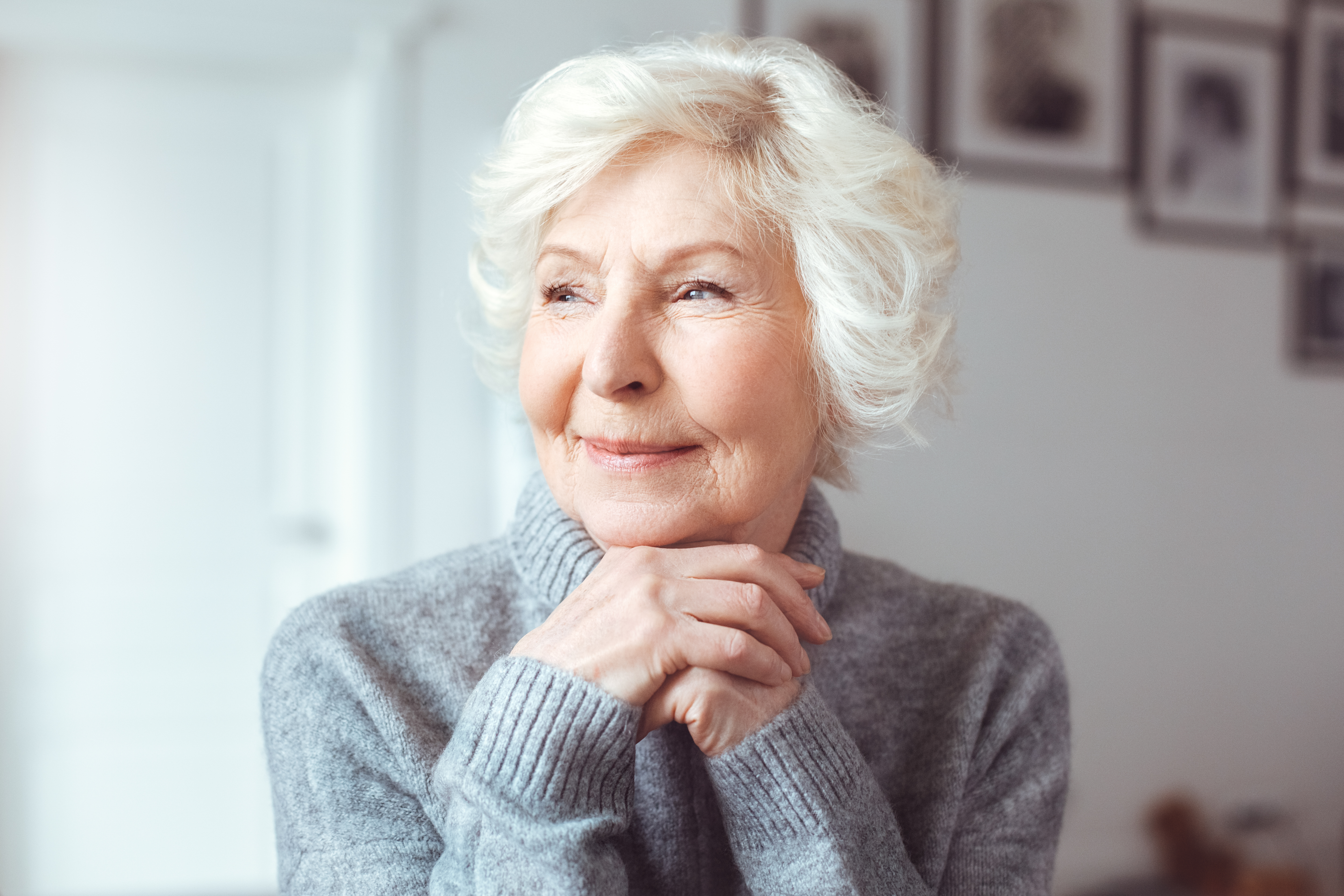 Une femme âgée souriante | Source : Shutterstock