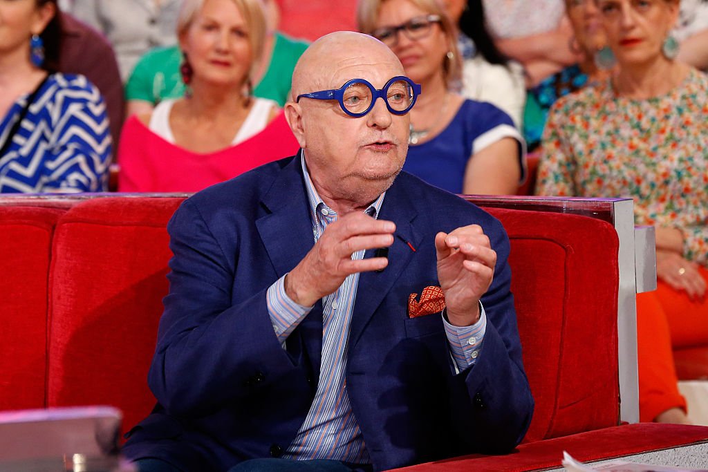 Jean-Pierre Coffe présente son livre ''Une vie de Coffe'' lors de l'émission télévisée française ''Vivement Dimanche'' au Pavillon Gabriel, le 13 mai 2015 à Paris. | Photo : Getty Images