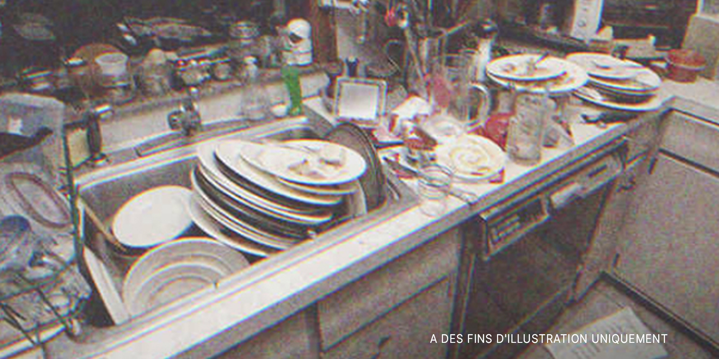 Évier débordant de vaisselle sale dans la cuisine | Source : Shutterstock