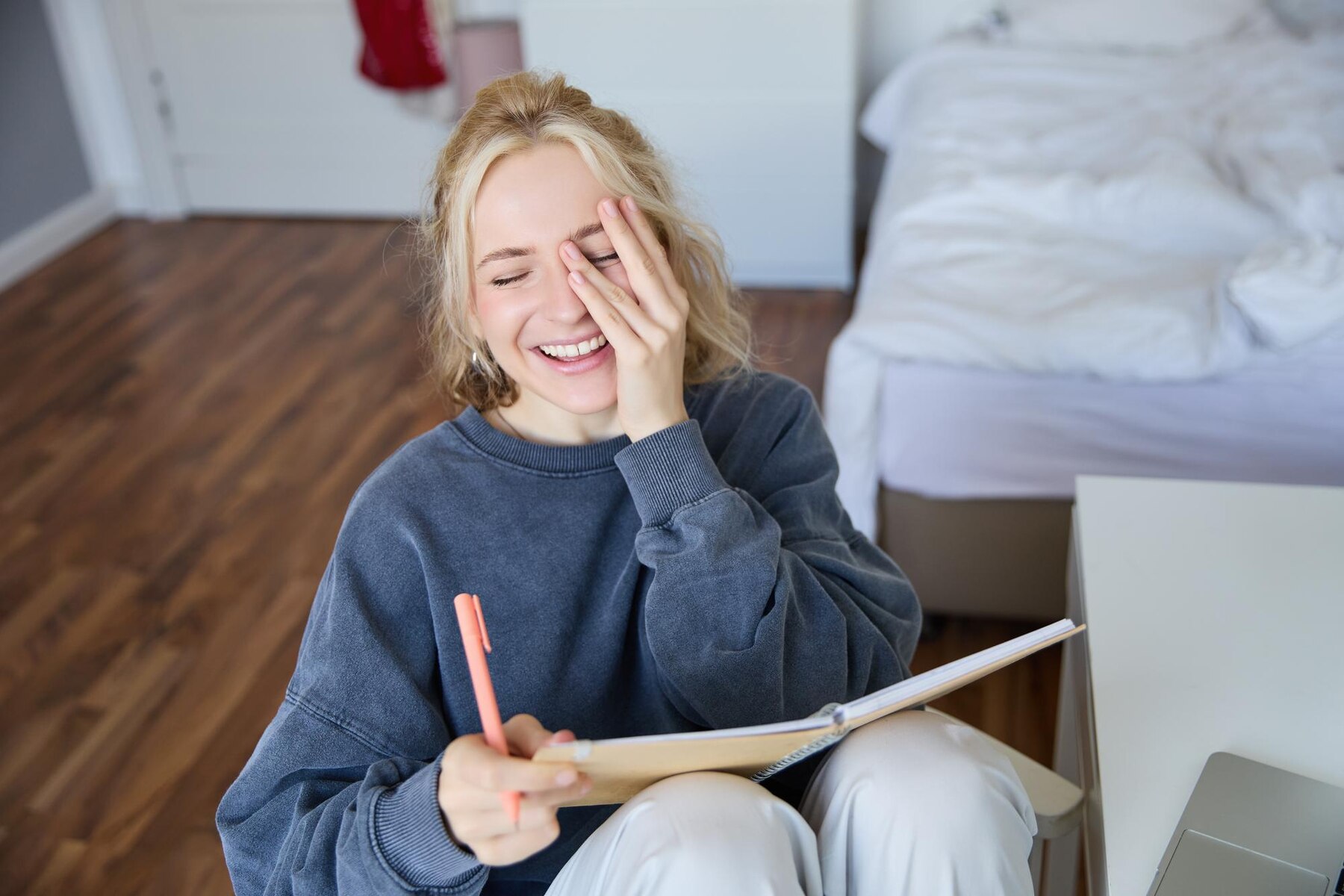 Une femme qui rit à la maison | Source : Freepik