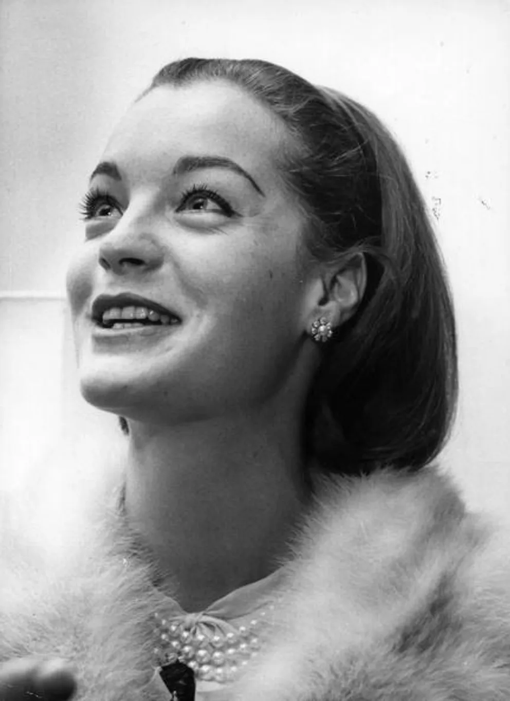 Romy Schneider à l'hôtel Savoy, à Londres, lors d'une réception pour l'auteur du livre 'Countess Tarnovska', Hans Habe. | Photo : GettyImage