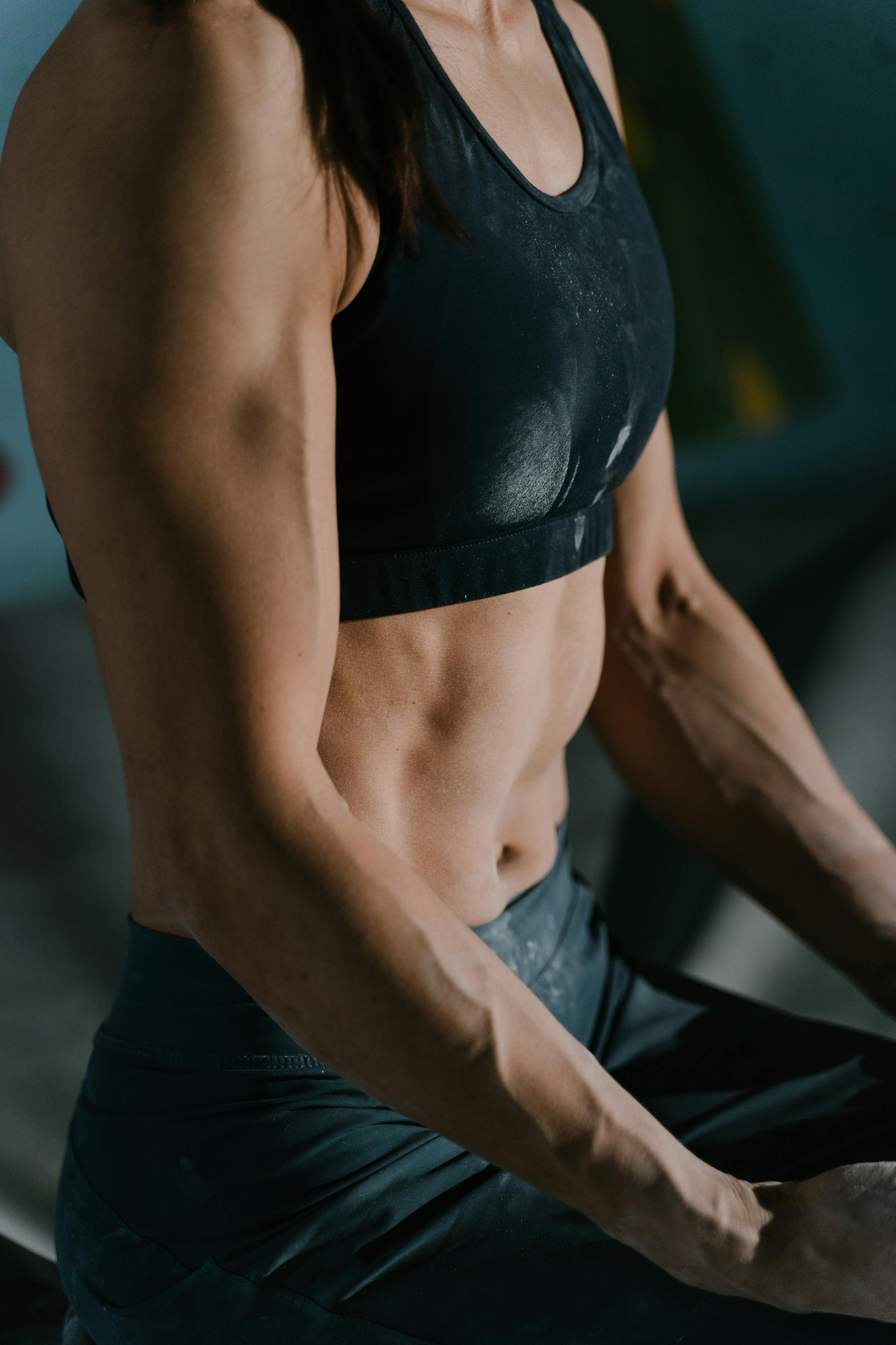 Une femme musclée assise sur un banc | Source : Pexels