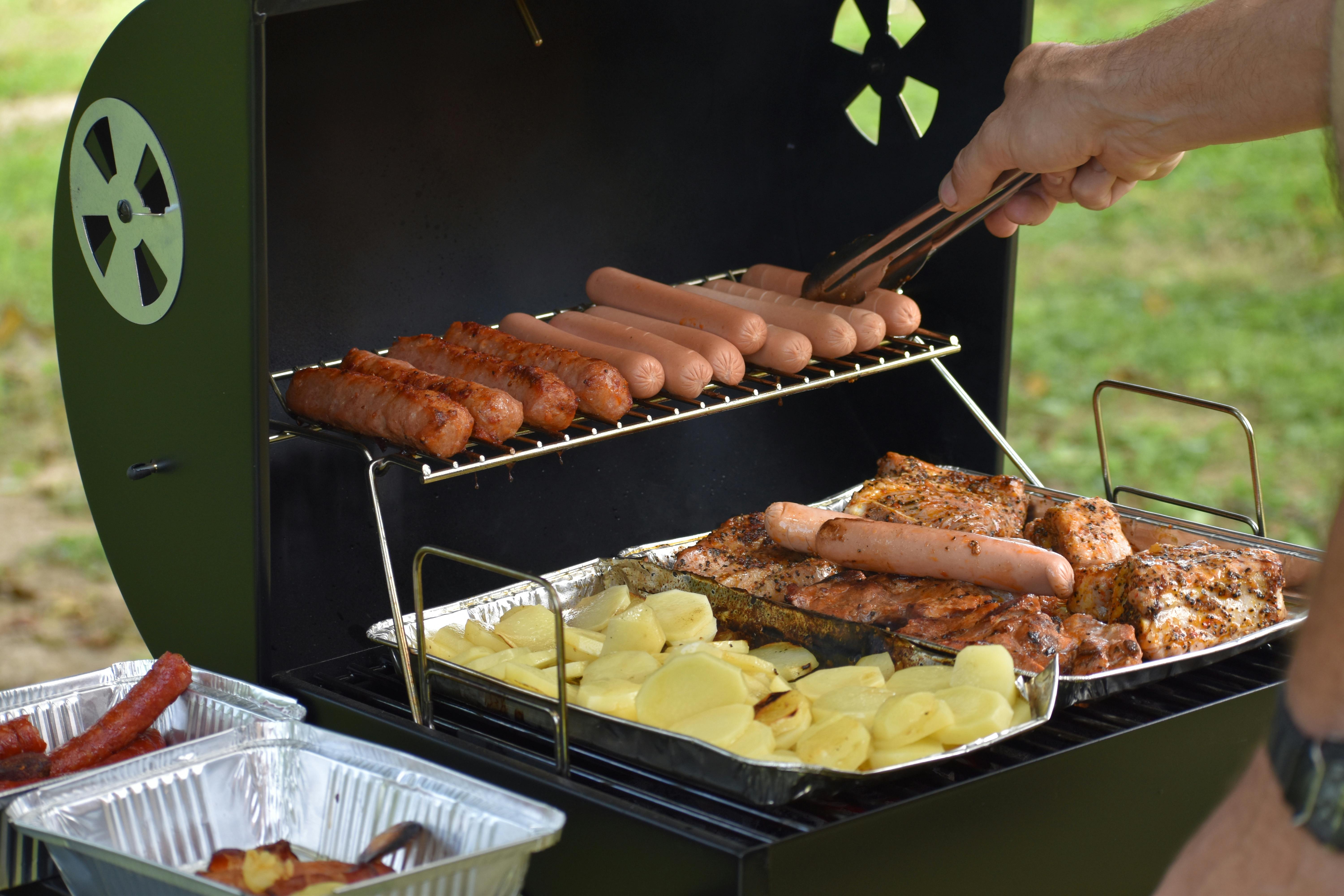 Hotdogs sur un grill | Source : Pexels