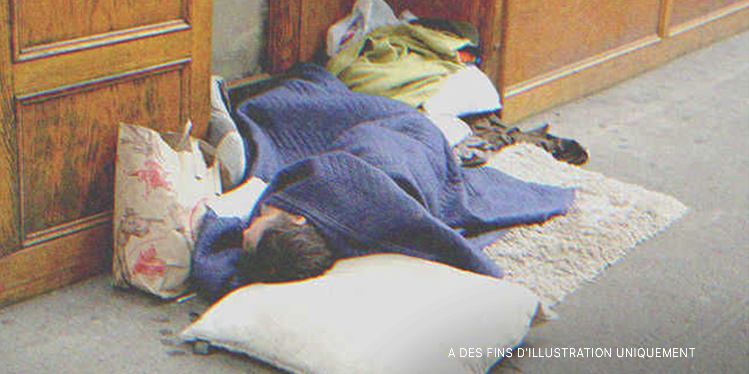 Un sans-abri dormant devant l'immeuble de Hank | Source : Shutterstock