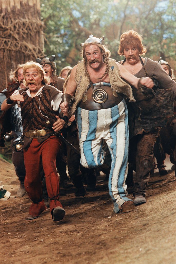 Les acteurs français Gerard Depardieu et Chritian Clavier sur le tournage d'Astérix et Obélix contre César. | Photo : Getty Images