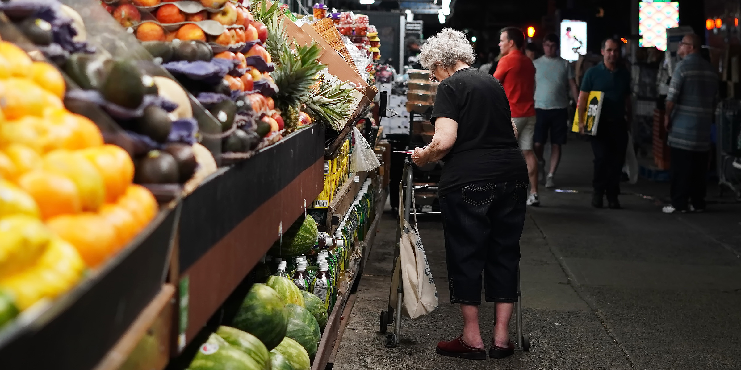 Une femme fait ses courses | Source : Shutterstock