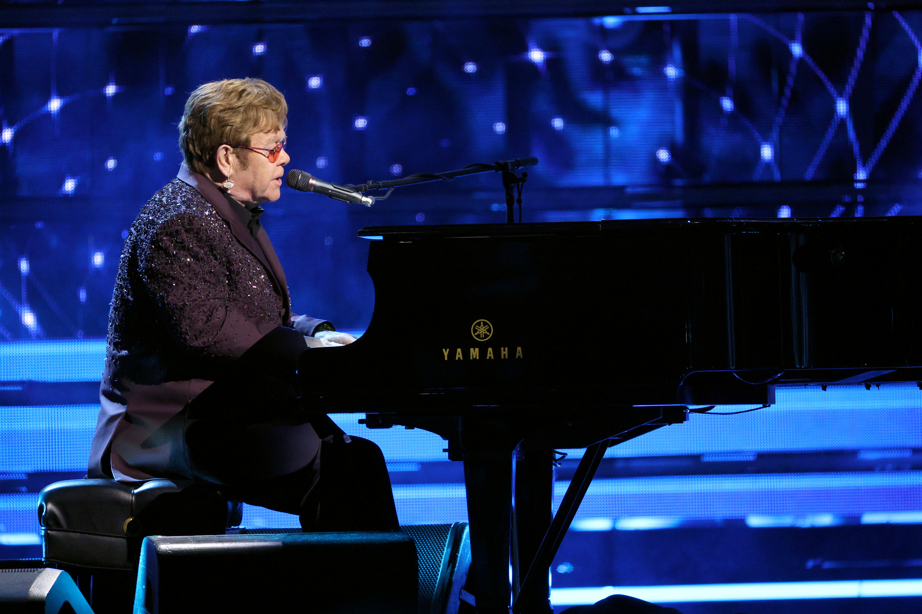 Elton John se produit sur scène lors de la 38e cérémonie annuelle d'intronisation au Rock &amp; Roll Hall Of Fame à New York, le 3 novembre 2023 | Source : Getty Images