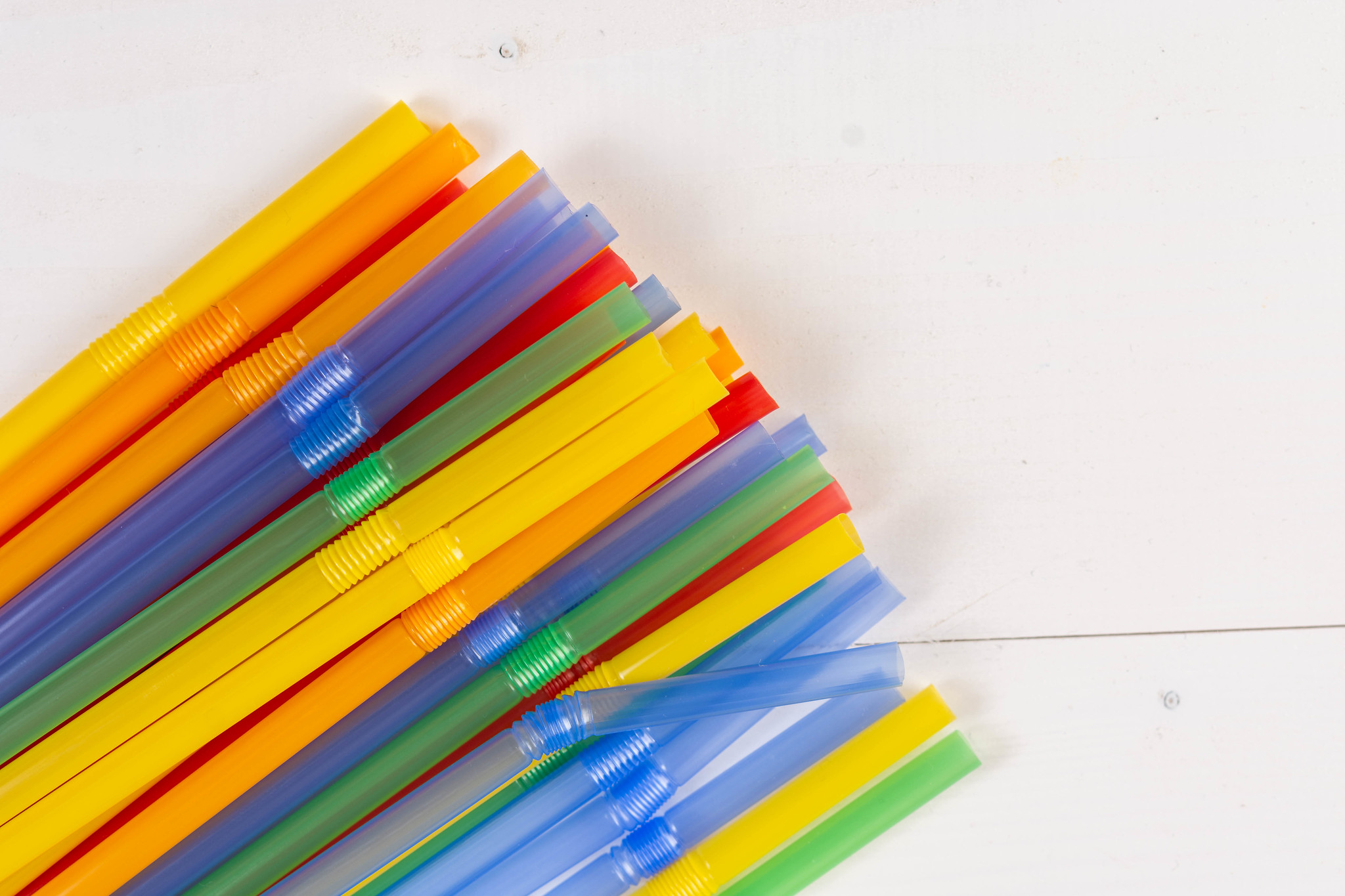 Pailles en plastique colorées | Source : Flickr.com