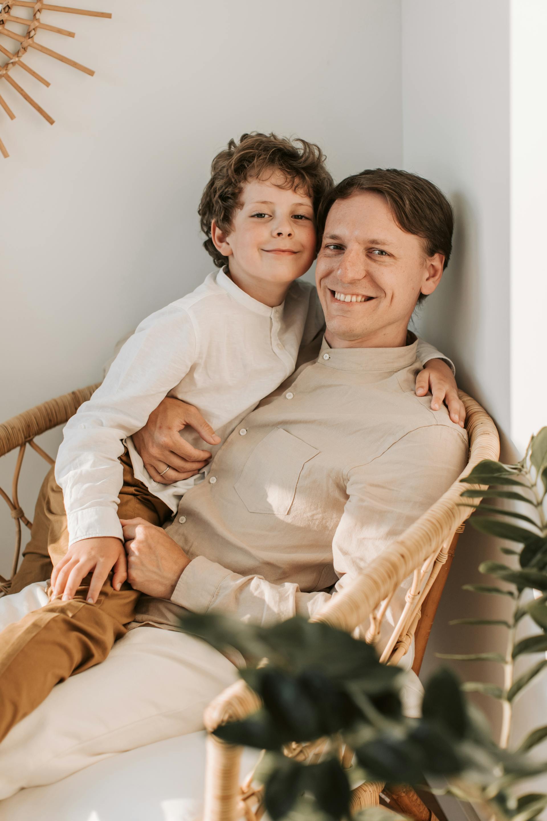 Un homme assis avec son fils | Source : Pexels