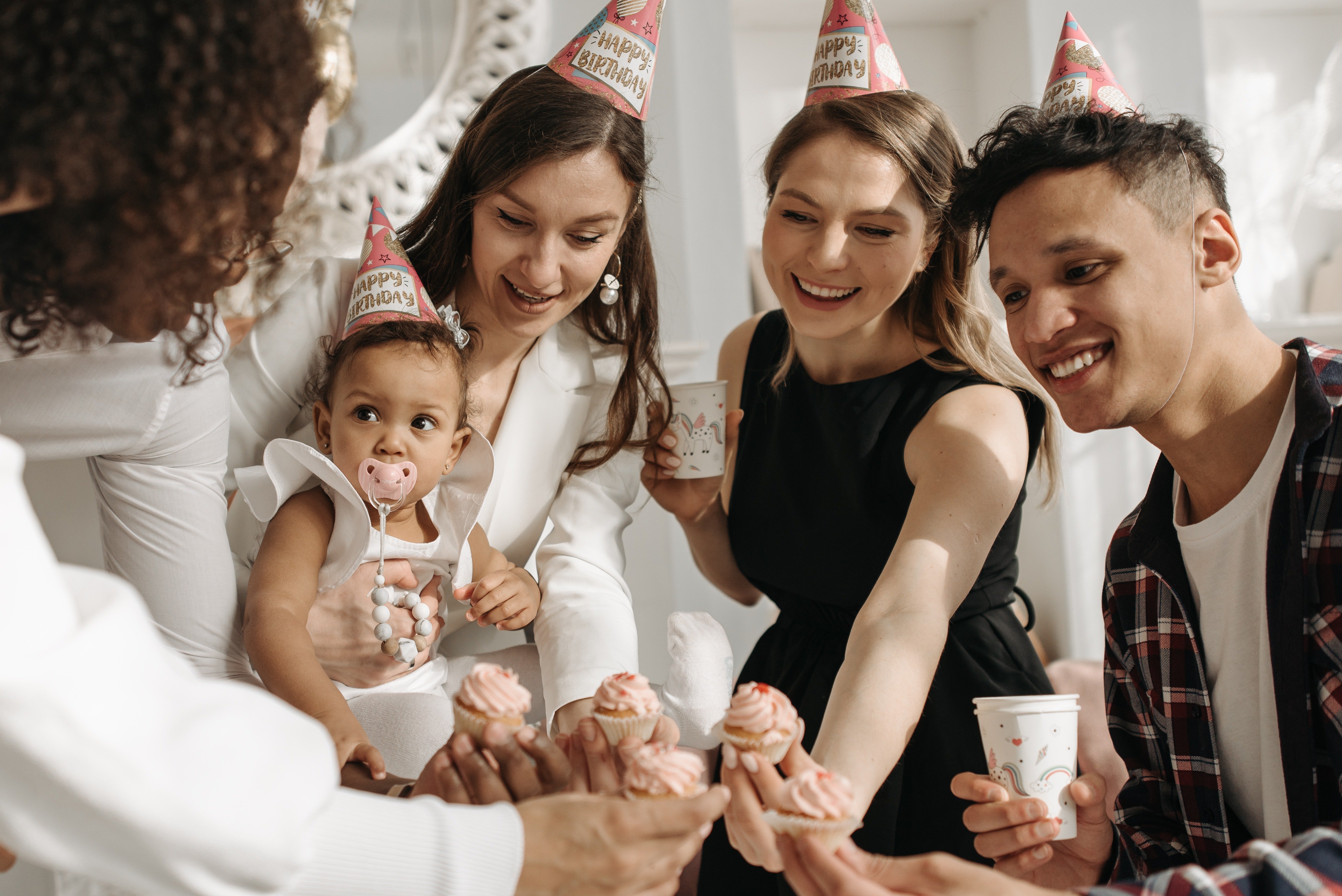 Membres d'une famille fêtant l'anniversaire de leur enfant | Source : Pexels