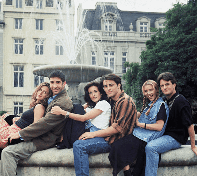 Les co-stars "Friends" ; Jennifer Aniston, Courteney Cox, Matt Le Blanc, Matthew Perry, David Schwimmer et Lisa Kudrow posent ensemble devant une fontaine, le 15 juin 1994| Source : Getty Images 