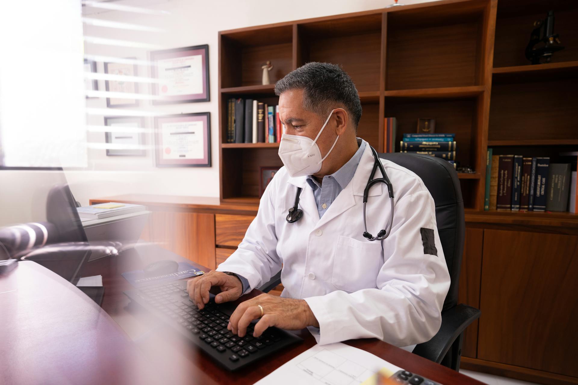 Un médecin assis dans son bureau | Source : Pexels