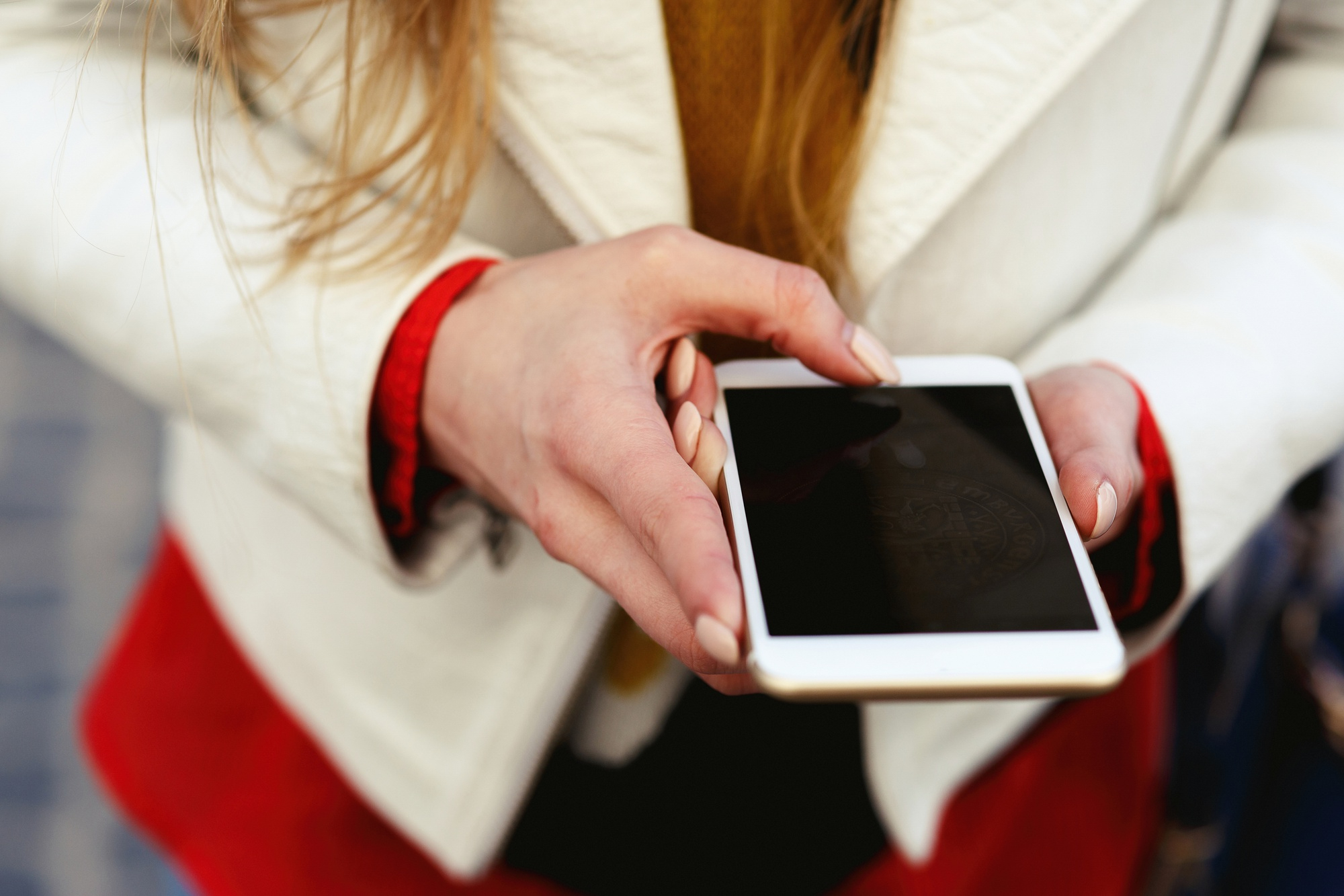 Une femme tenant son téléphone | Source : Freepik