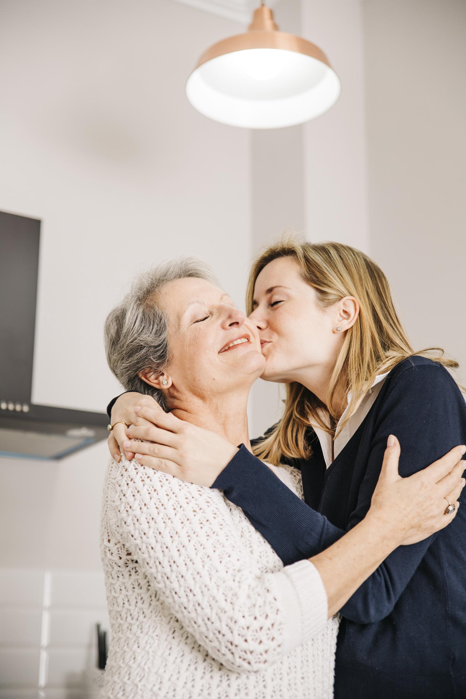 Une mère et une fille heureuses | Source : Freepik