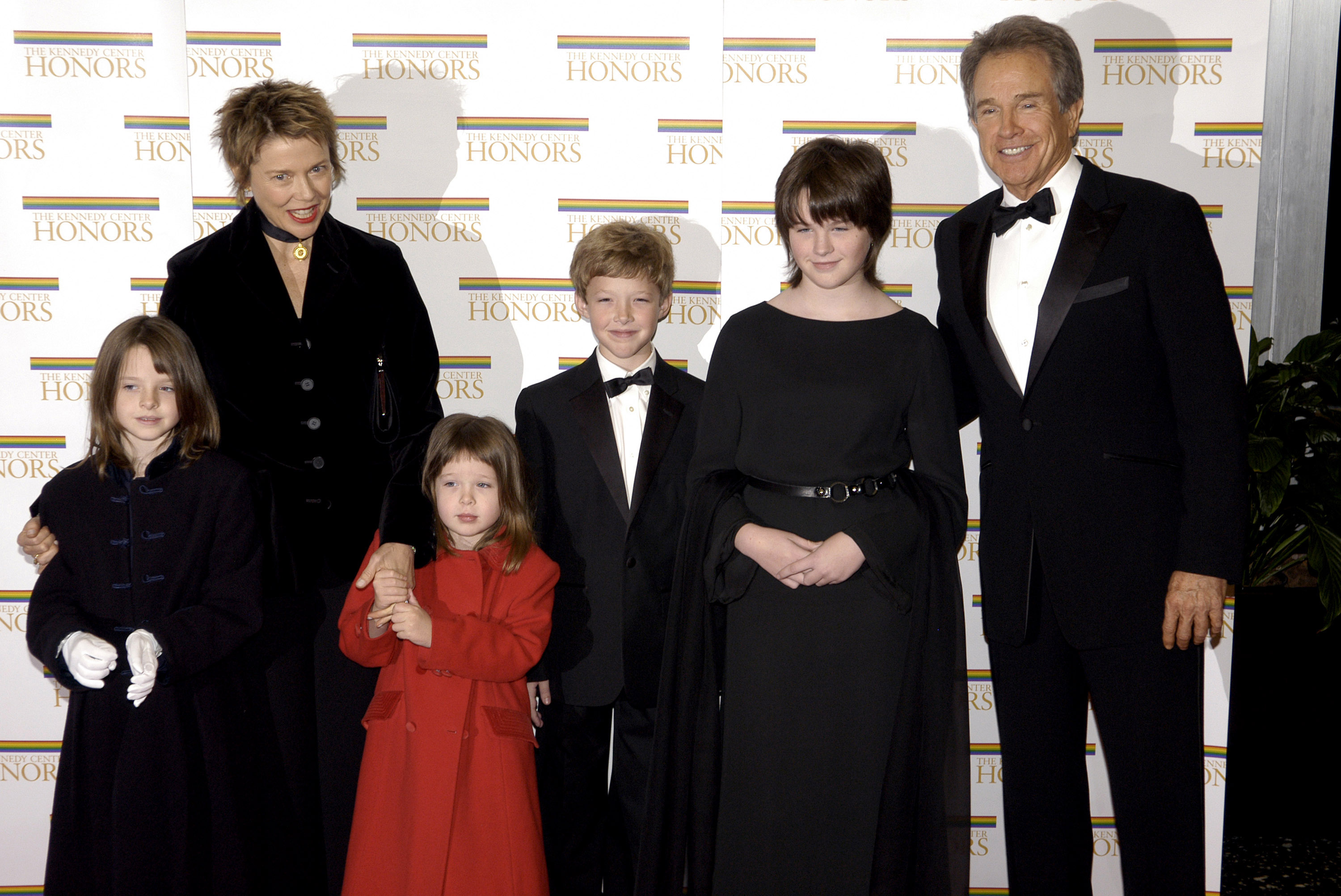 Warren Beatty au week-end des Kennedy Center Honors avec sa femme Annette Bening et ses enfants Isabel, Ella Corinne, Benjamin et Kathlyn le 4 décembre 2004 | Source : Getty Images