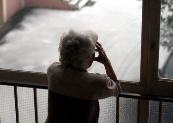 Image illustrant une femme âgée confinée | Photo : shutterstock